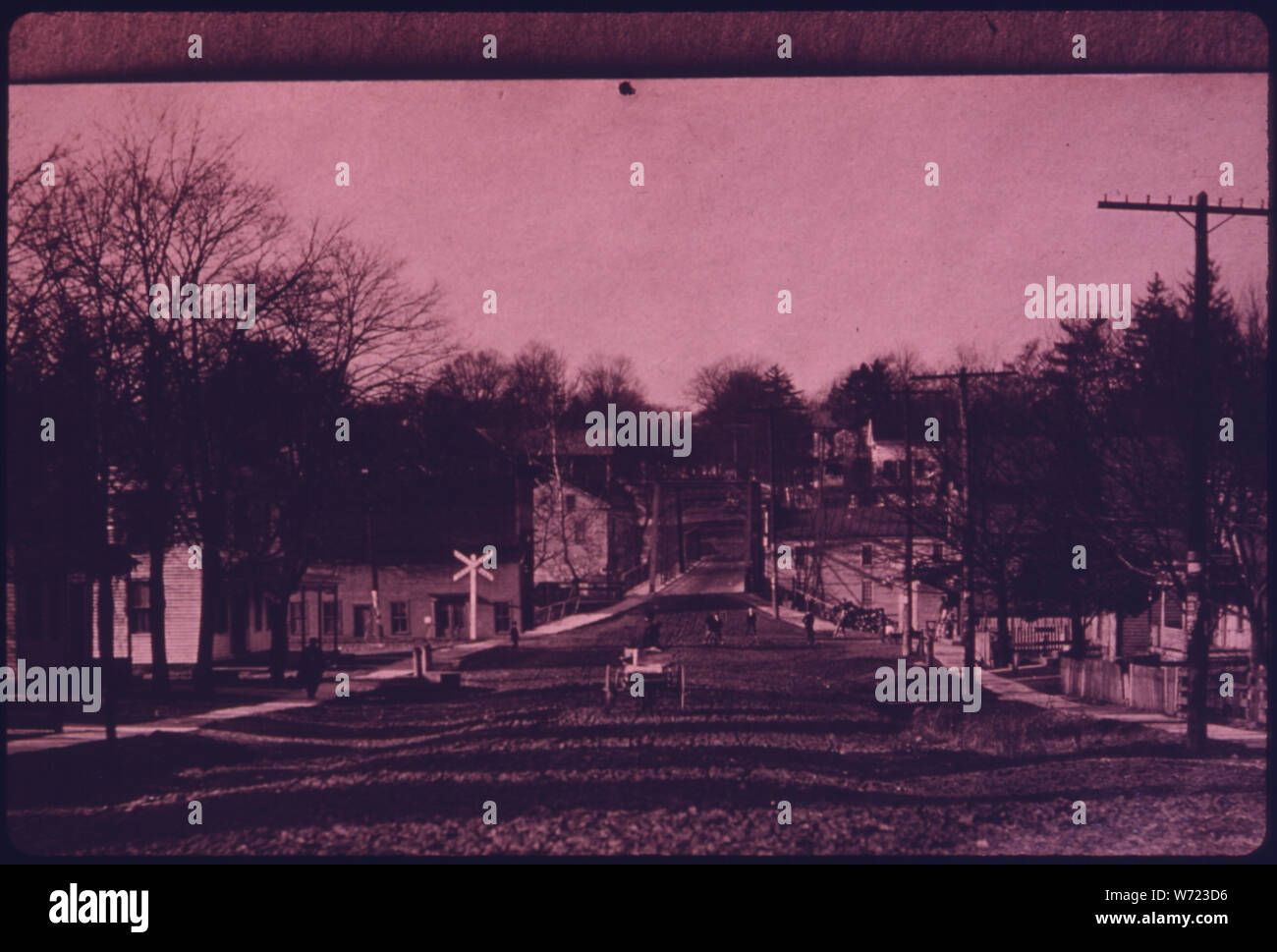 Copia di una fotografia in bianco e nero scattate a 1900 guardando ad ovest lungo la strada principale della penisola, OHIO, vicino a Akron che è anche Ohio Highway 303. Il villaggio con il suo periodo chiese e case, è entro il Cuyahoga Valley National Recreation Area che è stato firmato in legge nel dicembre del 1974. Il parco nazionale di servizio deve completare un master plan per la zona di ricreazione entro il mese di giugno, 1976. Fondi per un totale di $34,5 milioni di sono stati autorizzati, ma il Congresso ha per appropriarsi del denaro Foto Stock
