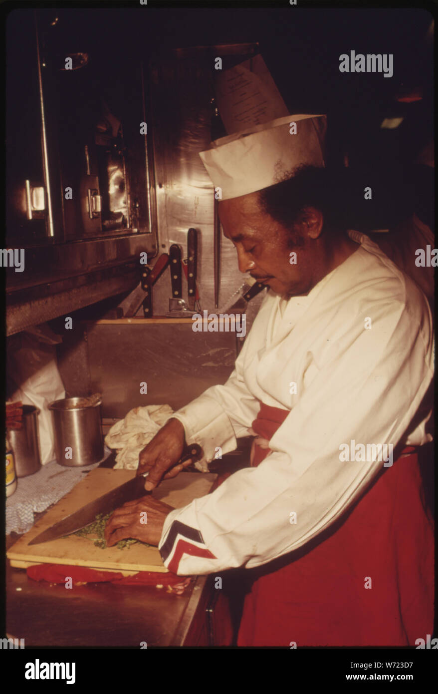 Cuocere nella cucina di bordo della carrozza ristorante su Amtrak'S SOUTHWEST LIMITED, considerato da Amtrak come uno dei primi due Treni nel paese per il cibo e la sala da pranzo Servizio auto, SECONDO CORPORATION sondaggi. L'altro è l'argento Meteor che corre tra New York e Florida. La Limited offre cibo regionale specialità come la bistecca, latticello pancake, insalata e pane di pasta acida tra Los Angeles, California, e Chicago Foto Stock