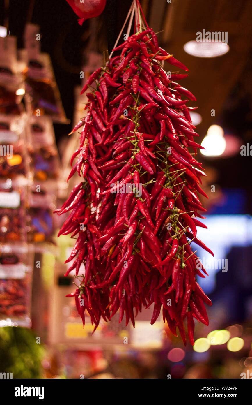 Secchi peperoncino rosso di riagganciare per la vendita nel mercato Foto Stock