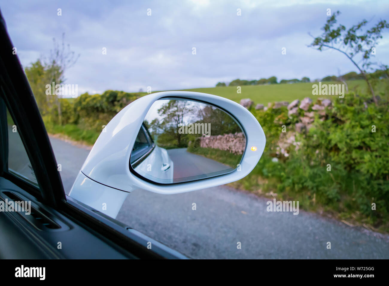 I driver di Vista specchietto laterale su una Bentley Continental GTC auto Supersport Foto Stock