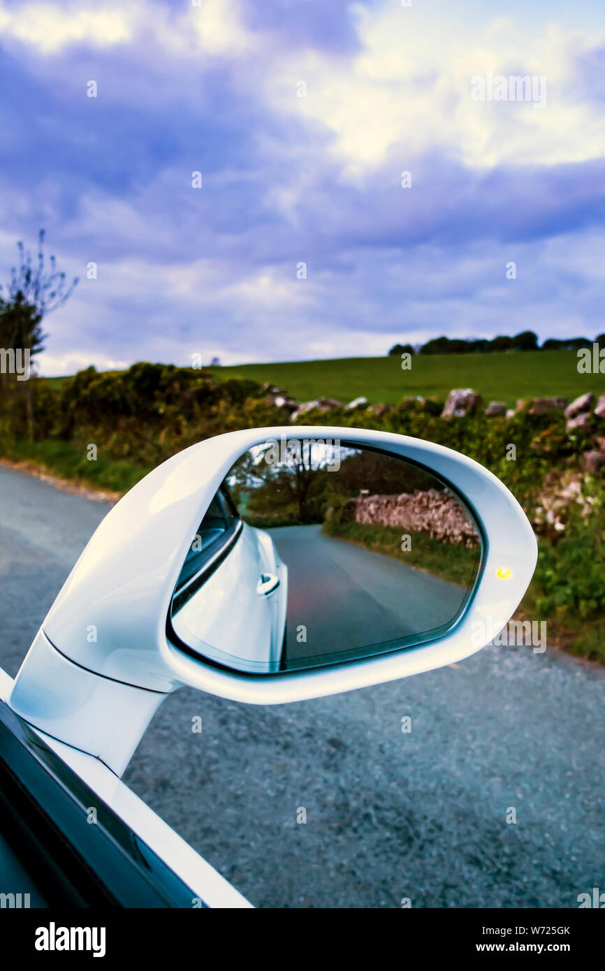 I driver di Vista specchietto laterale su una Bentley Continental GTC auto Supersport Foto Stock