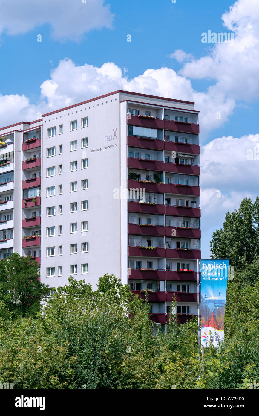 Berlino, Germania - Luglio 18, 2019: edifici ad alta in Marzahn Hellersdorf con bandiere dicendo 'tipica Marzahn-Hellersdorf' Foto Stock