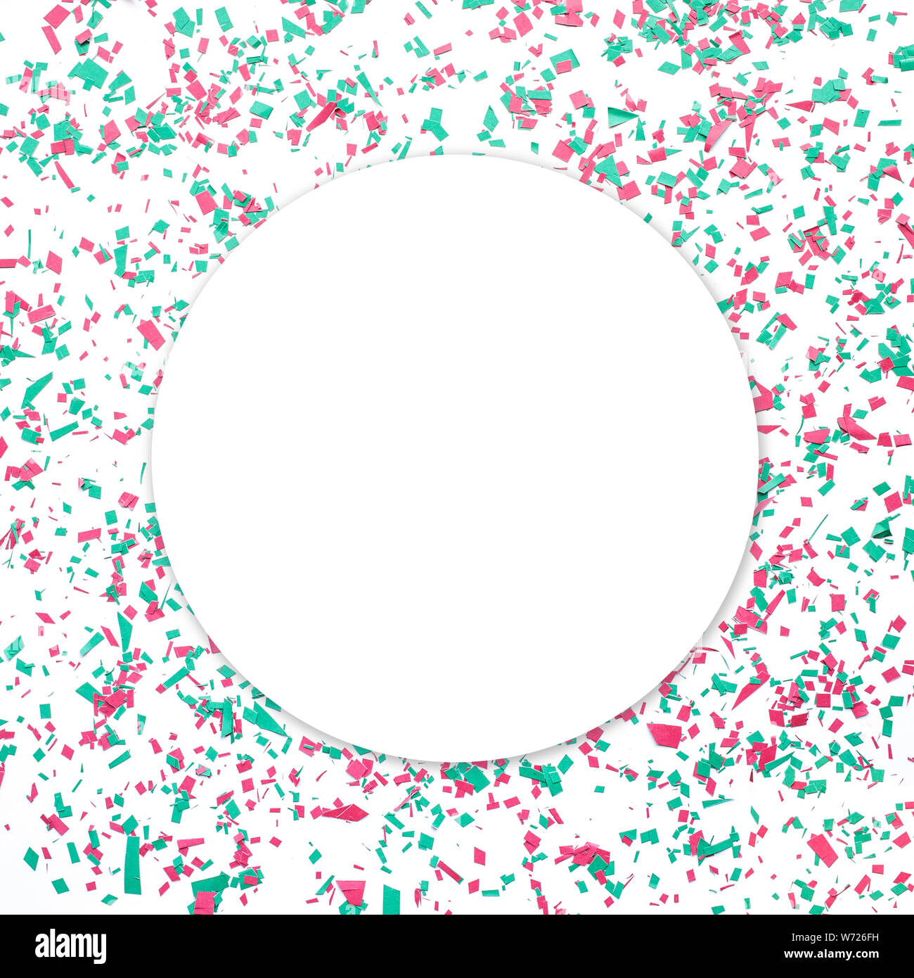 Coriandoli nella decorazione di Natale con copia in bianco sullo sfondo di spazio.piatto stile laici Foto Stock