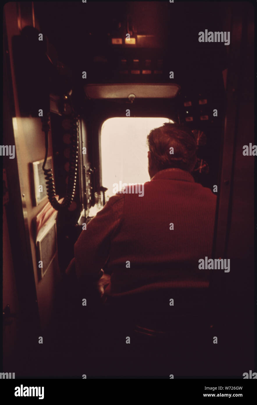 Ingegnere coetanei fuori dalla finestra in corrispondenza delle tracce in avanti mentre AI COMANDI DI UNO DI AMTRAK'S METROLINERS SUL SUO MODO DA WASHINGTON, Distretto di Columbia a New York City. METROLINER treni passeggeri fanno 16 viaggi di andata e ritorno ogni giorno tra le due città facendo quattro a cinque fermate ogni modo. Di proprietà di Amtrak circa 2.000 vetture nel 1974 e aveva acquisito 110 nuove locomotive. La società di leasing di utilizzare le tracce da varie ferrovie Foto Stock