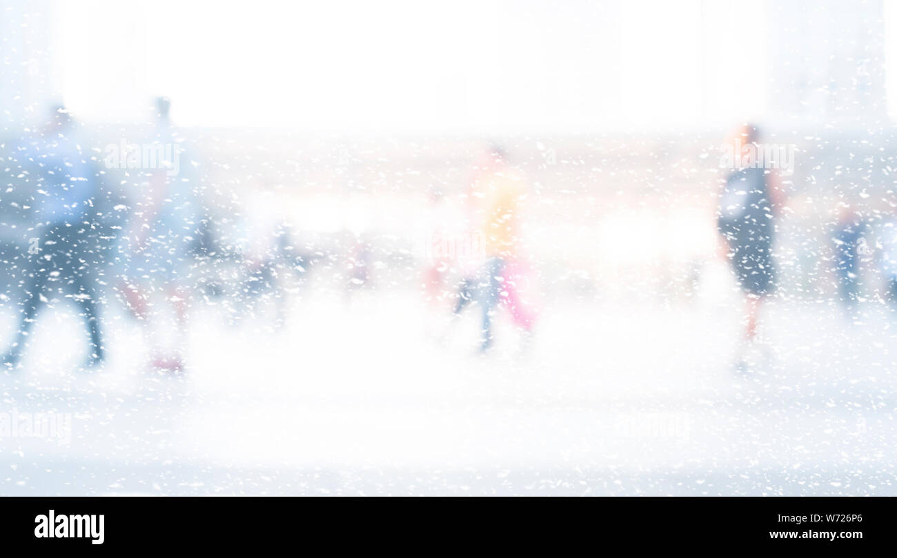 La sfocatura delle persone che camminano con nevicate in inverno Foto Stock