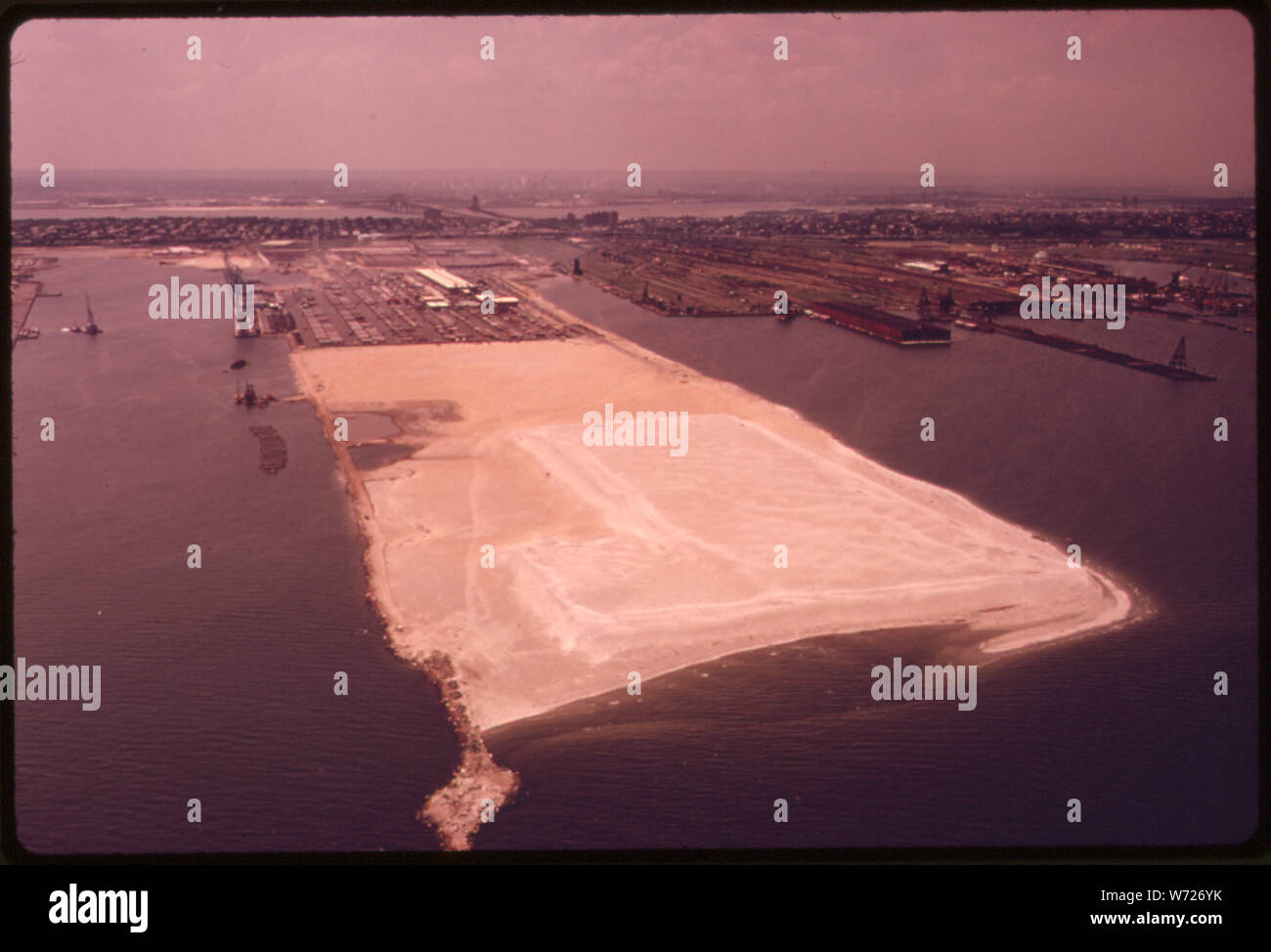 Esempio di discarica a Bayonne, NEW JERSEY, SU NEW YORK BAY nell'area metropolitana. Discarica e incenerimento sono alternative a OCEAN DUMPING. Ma l'incenerimento aggiunge all'inquinamento dell'aria e le discariche richiede adeguati terra aperta che è difficile da trovare e significa anche un potenziale pericolo di inquinamento delle acque sotterranee in prossimità della discarica. DUMPING OCEANO È sempre stato il più fattibile per lo smaltimento dei rifiuti nella zona Foto Stock
