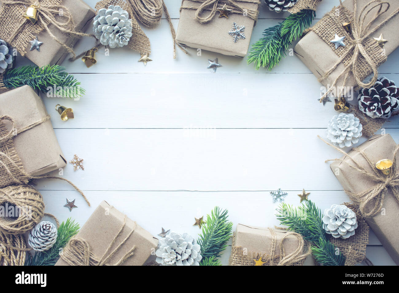 Confezioni regalo collezione avvolti in carta kraft con bordo di pino bianco su uno sfondo di legno.Per natale o nuovi concetti di yew idee.piatto modello laici desig Foto Stock