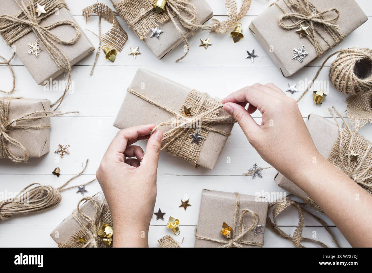 Femmina di decorazione di regali di Natale regalo.raccolta nel vintage,,rustico stile diy.Per Natale o Capodanno concetti Foto Stock