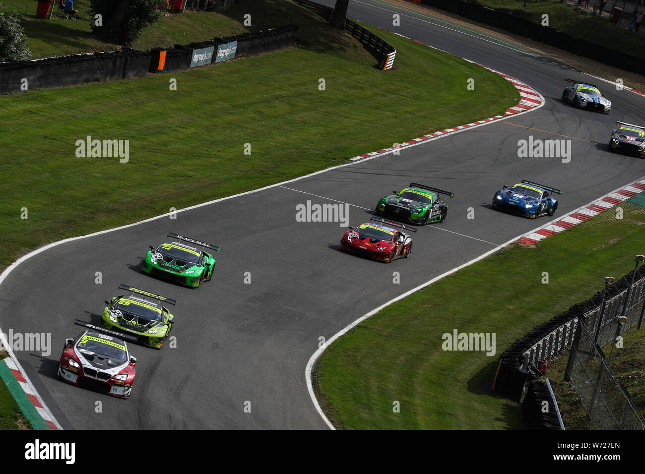 Longfield, Regno Unito. 04 Ago, 2019. Secolo Motorsport BMW M6 GT3 con driver parafango Angus & Jack Mitchell si siede in P3 precedendo Barwell Motorsport Huracan Lamborghini GT3 EVO con driver Sam De Haan* & Jonny Cocker e inseguono un pacco di vetture durante il Campionato British GT Brands Hatch a Brands Hatch, Longfield, in Inghilterra il 4 agosto 2019. Foto di Jurek Biegus. Credit: UK Sports Pics Ltd/Alamy Live News Foto Stock