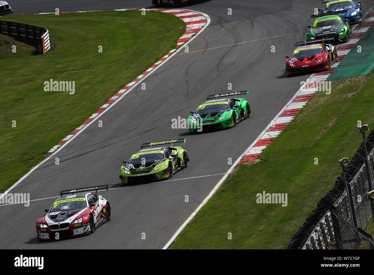 Longfield, Regno Unito. 04 Ago, 2019. Secolo Motorsport BMW M6 GT3 con driver parafango Angus & Jack Mitchell si siede in P3 precedendo Barwell Motorsport Huracan Lamborghini GT3 EVO con driver Sam De Haan* & Jonny Cocker e inseguono un pacco di vetture durante il Campionato British GT Brands Hatch a Brands Hatch, Longfield, in Inghilterra il 4 agosto 2019. Foto di Jurek Biegus. Credit: UK Sports Pics Ltd/Alamy Live News Foto Stock