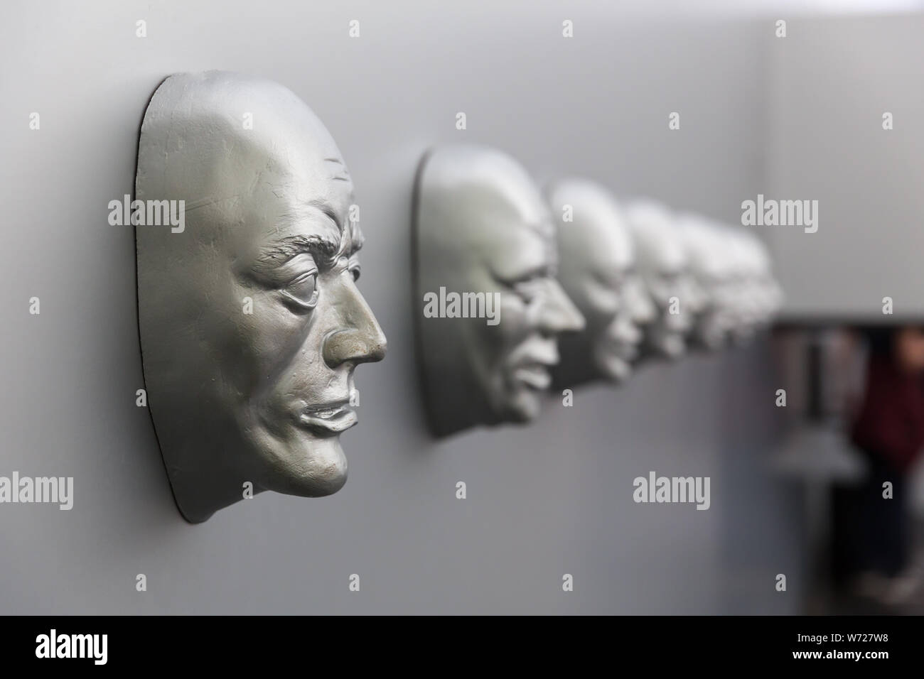 Diverse le emozioni umane, maschera scultorea Foto Stock