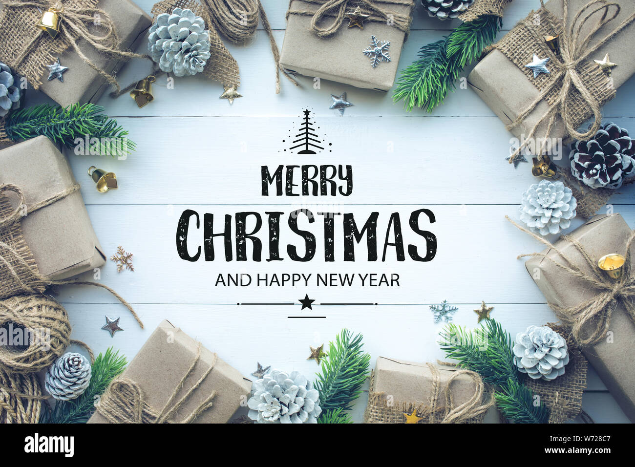 Buon Natale e felice anno nuovo tipografia,testo con ornamento di natale decorazione design Foto Stock