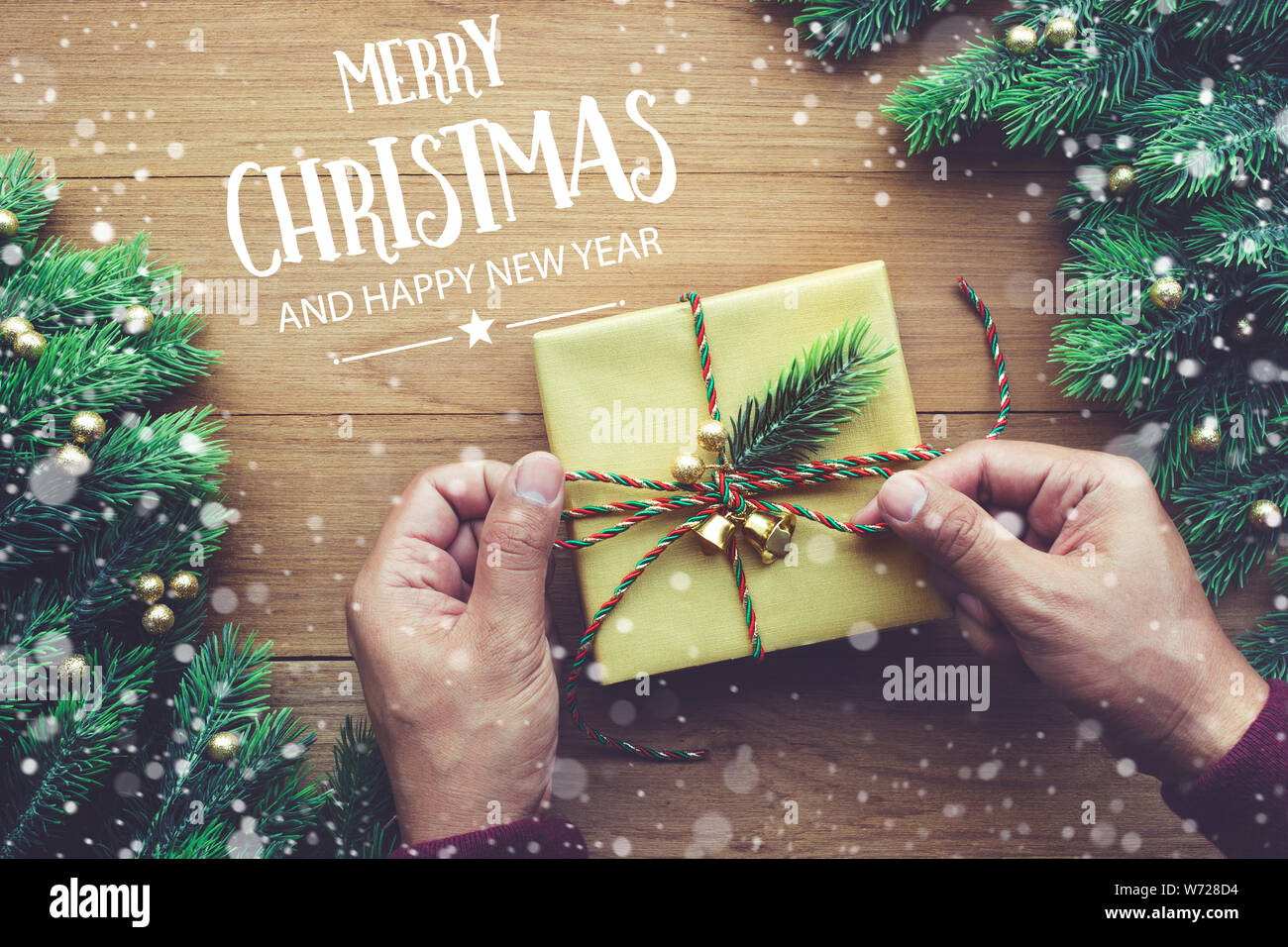 Buon Natale e felice anno nuovo tipografia,testo con mano umana decorare confezione regalo presenta e ornamenti natale design Foto Stock