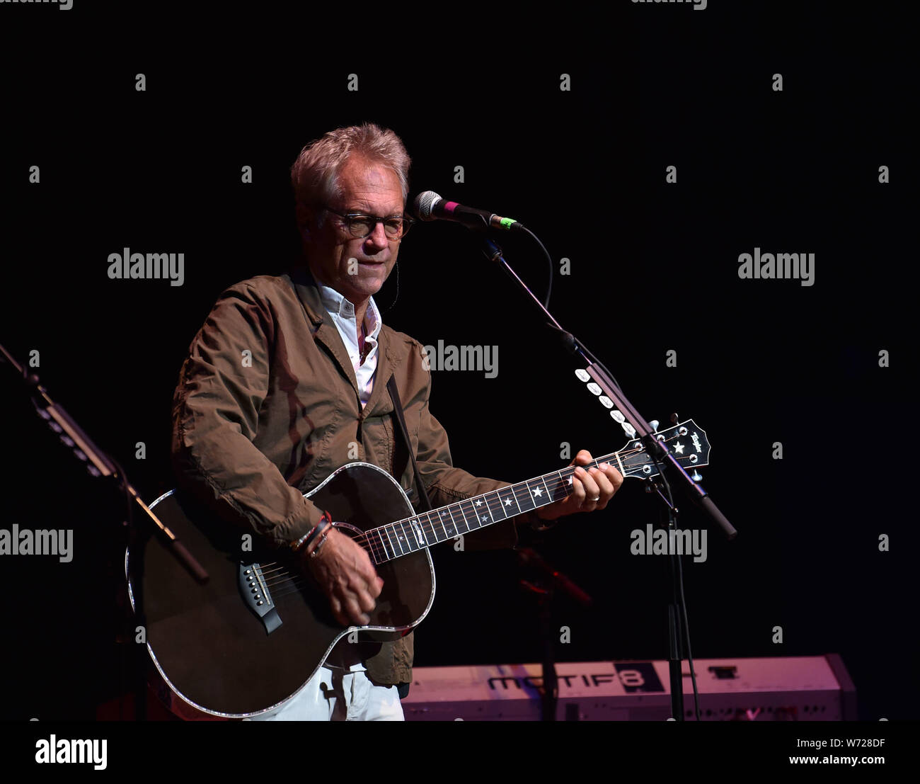 Il 2 agosto 2019, Norfolk, Virginia, Stati Uniti d'America: GERRY BECKLEY d'America formata nel 1970 con successi come ''Un cavallo con nessun nome'', ''Ventura Highway'' e ''stagno Uomo" tiene tutti indietro nel tempo al Chysler Hall di Norrfolk, Virginia il 2 agosto 2019..foto ..Â©Jeff Moore 2019 (credito Immagine: © Jeff Moore/ZUMA filo) Foto Stock