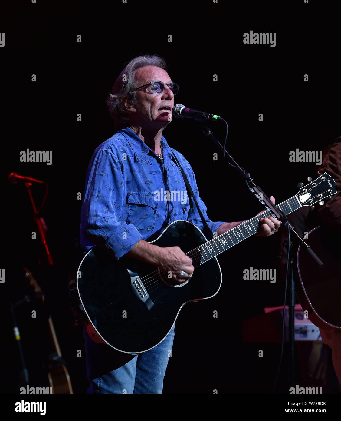 Il 2 agosto 2019, Norfolk, Virginia, Stati Uniti d'America: DEWEY BUNNELL d'America formata nel 1970 con successi come ''Un cavallo con nessun nome'', ''Ventura Highway'' e ''stagno Uomo" tiene tutti indietro nel tempo al Chysler Hall di Norrfolk, Virginia il 2 agosto 2019..foto ..Â©Jeff Moore 2019 (credito Immagine: © Jeff Moore/ZUMA filo) Foto Stock