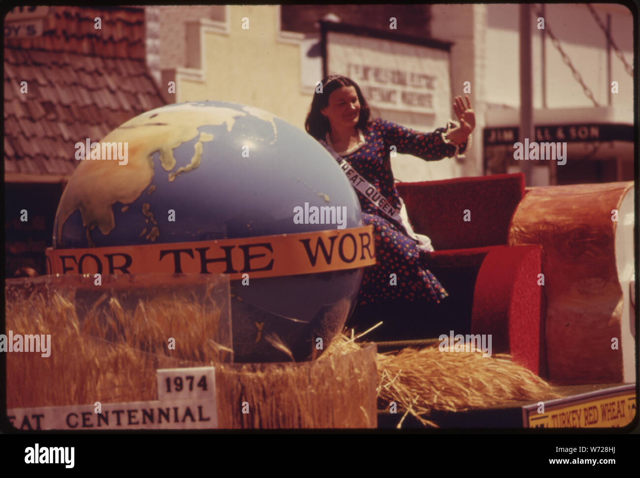 Galleggiante IN UNA PARATA A pioppi neri americani cade, Kansas, vicino a Emporia una parte della scena durante l annuale sulle colline di pietra focaia rodeo, un grande evento culturale della zona. Il galleggiante raffigura il 1974 KANSAS FRUMENTO CENTENNIAL. Esso è stato nel 1874 che la Turchia grano rosso in primo luogo è stato piantato nel membro da parte di un gruppo di mennoniti DALLA RUSSIA pioppi neri americani cade è un XIX SECOLO COWBOY della città e si trova in prossimità di un zona designata come un possibile sito di erba alta prateria PARCO NAZIONALE Foto Stock