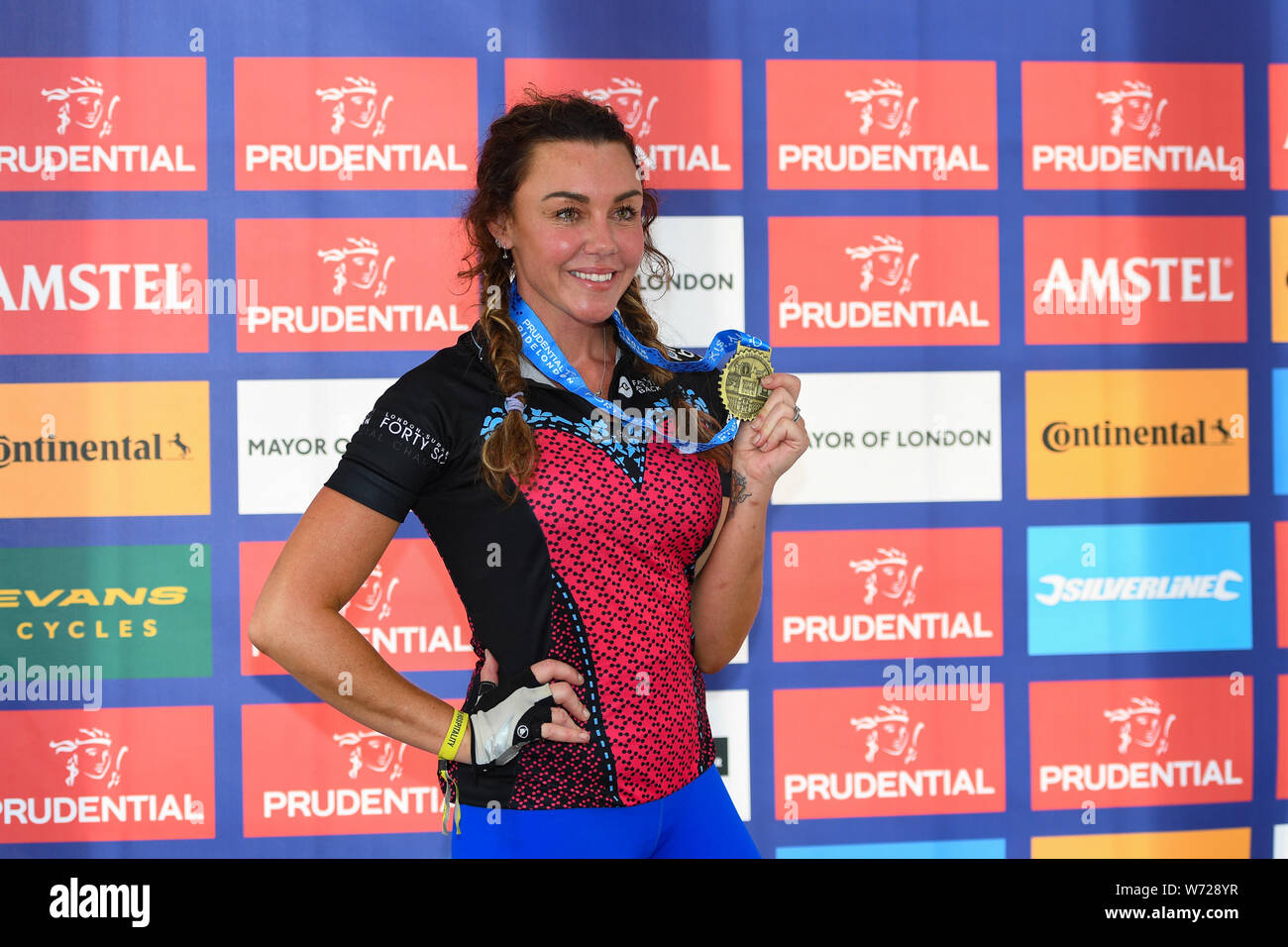 Londra, Regno Unito. 04 Ago, 2019. Michelle Heaton pop inglese Liberty del gruppo X e personal trainer è stato intervistato da Prudential intervista in TV dopo aver completato la sua 25 miglia sfida durante RideLondon prudenziali al Centro Commerciale di Domenica, 04 agosto 2019 a Londra Regno Unito. Credito: Taka G Wu/Alamy Live News Foto Stock