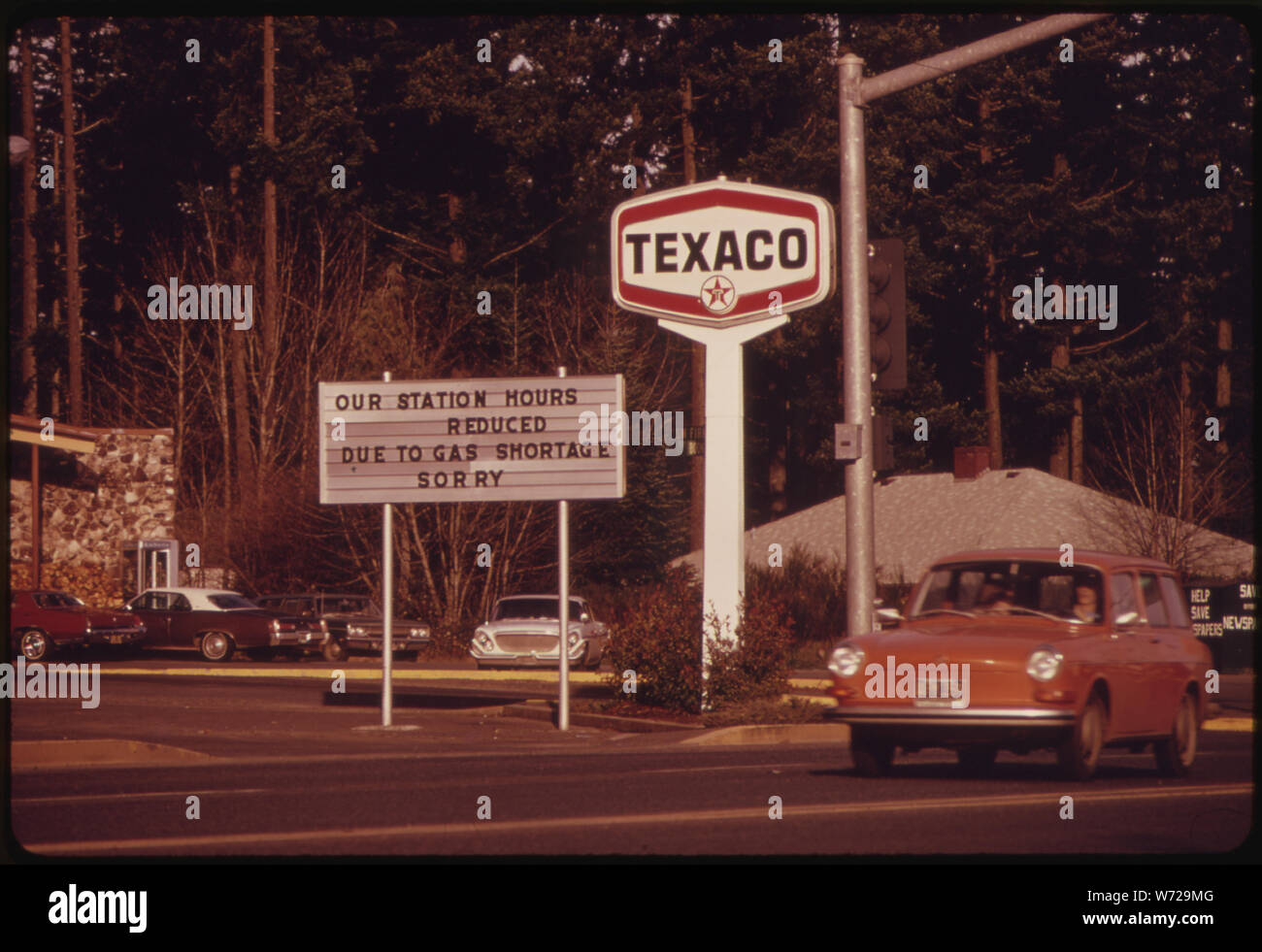 Mancanza di combustibile nel nord-ovest del Pacifico HA PROVOCATO UN SEGNO circa meno ore come questo in corrispondenza di una stazione di benzina a Oak Grove Oregon. La maggior parte delle stazioni hanno ridotto le loro ore e chiuso la domenica Foto Stock