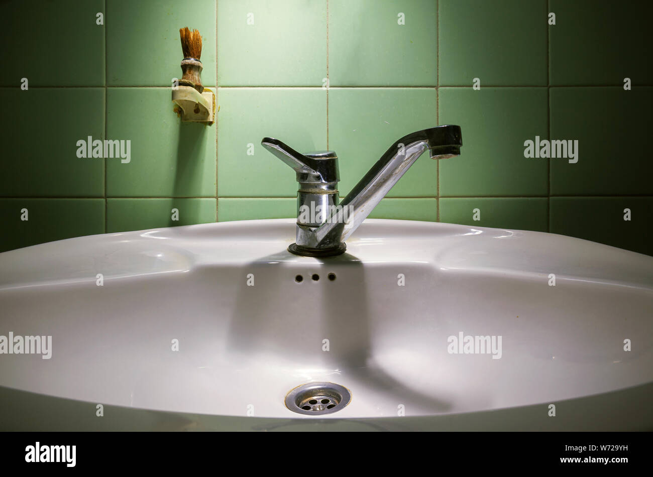 Dettagli di un vecchio bagno, lavello e rubinetto dettagli. Foto Stock