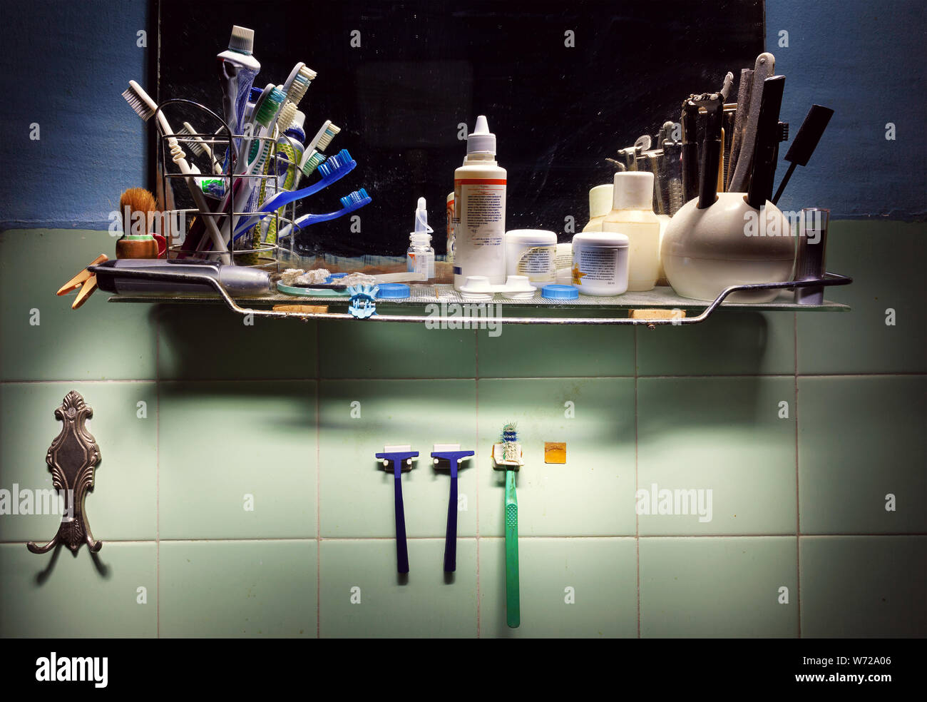 Bagno vecchio dettagli interni, di fronte a un vecchio specchio, un sacco di accessori igiene. Foto Stock