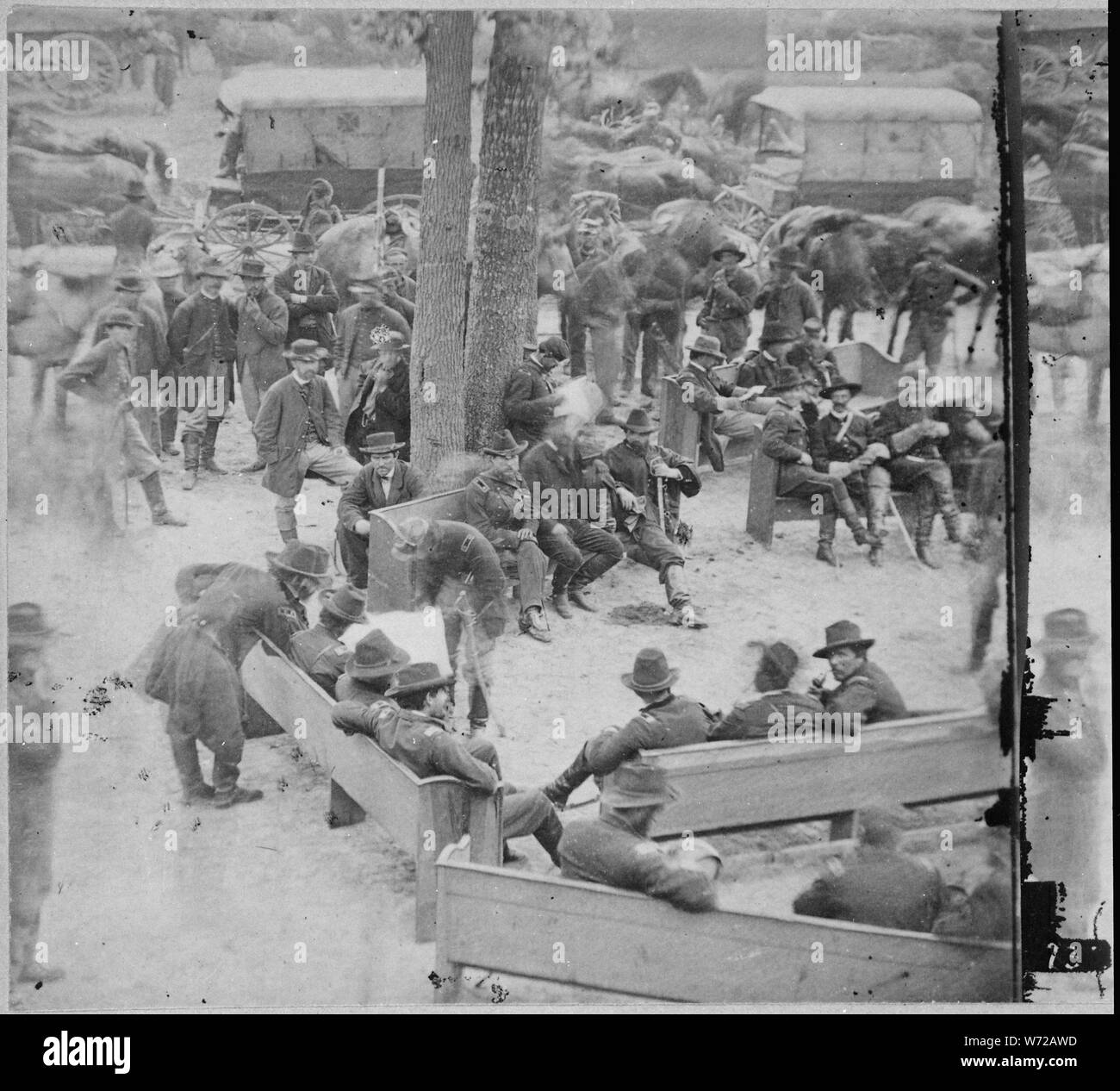 Sovvenzione generale il Consiglio di guerra vicino a Chiesa Massaponax, Virginia. Grant è la piegatura sopra il banco guardando oltre il generale Meade spalla a una mappa. Stereo., 21/05/1864; Note Generali: Utilizzo di guerra e di conflitto numero 123 quando si ordina una riproduzione o la richiesta di informazioni su questa immagine. Foto Stock
