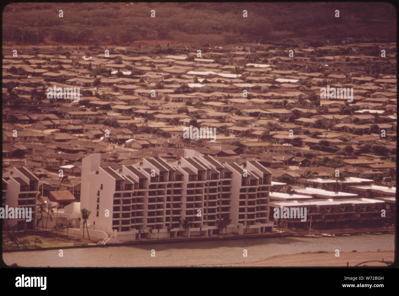 HAWAII-KAI, costruito su una palude e una collina, è un veloce-crescente area ad est del centro cittadino di Honolulu. La scarsità di terreni e l'aumento esponenziale dei costi sono favorendo la costruzione di case di città e alto edificio di appartamenti su una volta dominante di singola unità familiari Foto Stock