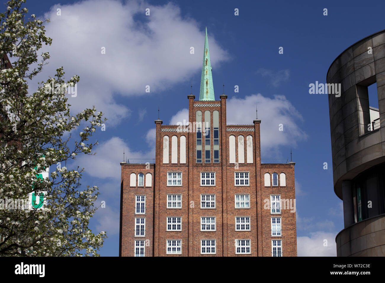 La casa di mattoni Hoch-Haus (alta casa) a Rostock. Seguendo l idea di ogni lavoratore di un palazzo è stato costruito nel 1955 e con un chiaro riferimento al Rostoc Foto Stock