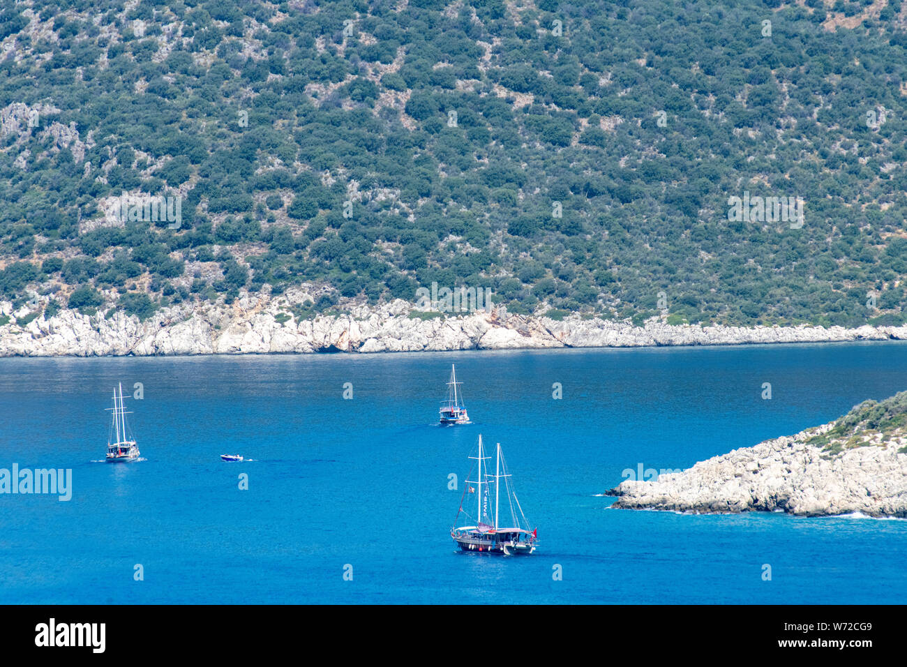 Un sacco di bella, grande Gulets salpare nelle prime ore del mattino al largo delle coste della Turchia vicino a Kalkan Foto Stock