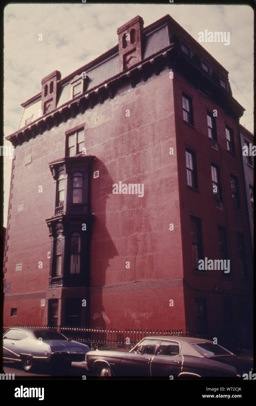 Casa a Park Slope di Brooklyn, A NEW YORK CITY. BROOKLYN rimane uno dei migliori d'America esempi sopravvissuti di un XIX Secolo città. Alcuni dei migliori architettura americana sopravvive nella sua peggiore dei quartieri, SOLO PERCHÉ NON È STATO DEMOLITO. La maggior parte di tutta la parte interna della città ambiente è esseri umani, come bello e minacciati come il XIX secolo edifici Foto Stock