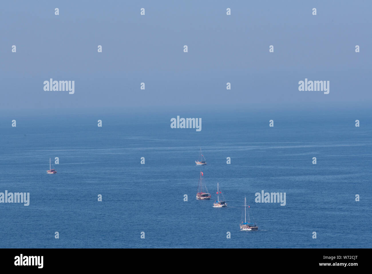 Un sacco di bella, grande Gulets salpare nelle prime ore del mattino al largo delle coste della Turchia vicino a Kalkan Foto Stock