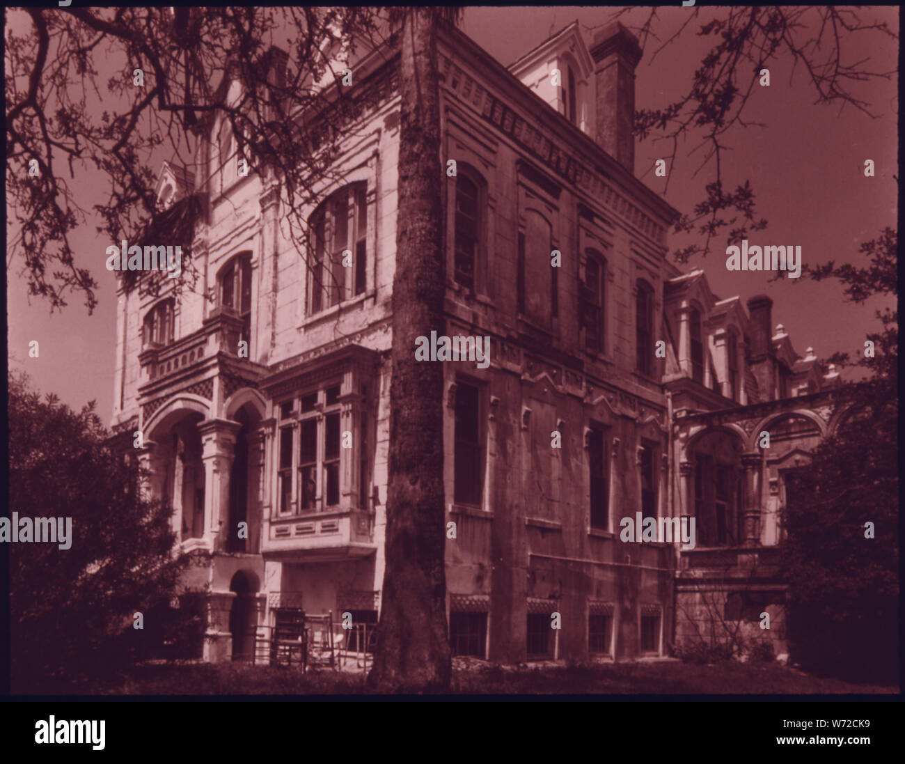 Casa in Galveston, Texas. Questo è uno di una serie di 21 fotografie in bianco e nero. Essi documentano gli ambienti rimanenti dal XIX SECOLO IN TERMINI DI ARCHITETTURA, commercio e stili di vita. Le foto anche confrontare la città contemporanea che mostra lo spostamento delle uniche dall ordinario e rilevando la corrente i problemi urbani. Le foto mostrano una regione e la sua unicità in persone e architettura nel Texas orientale che è ancora una parte del sud Foto Stock