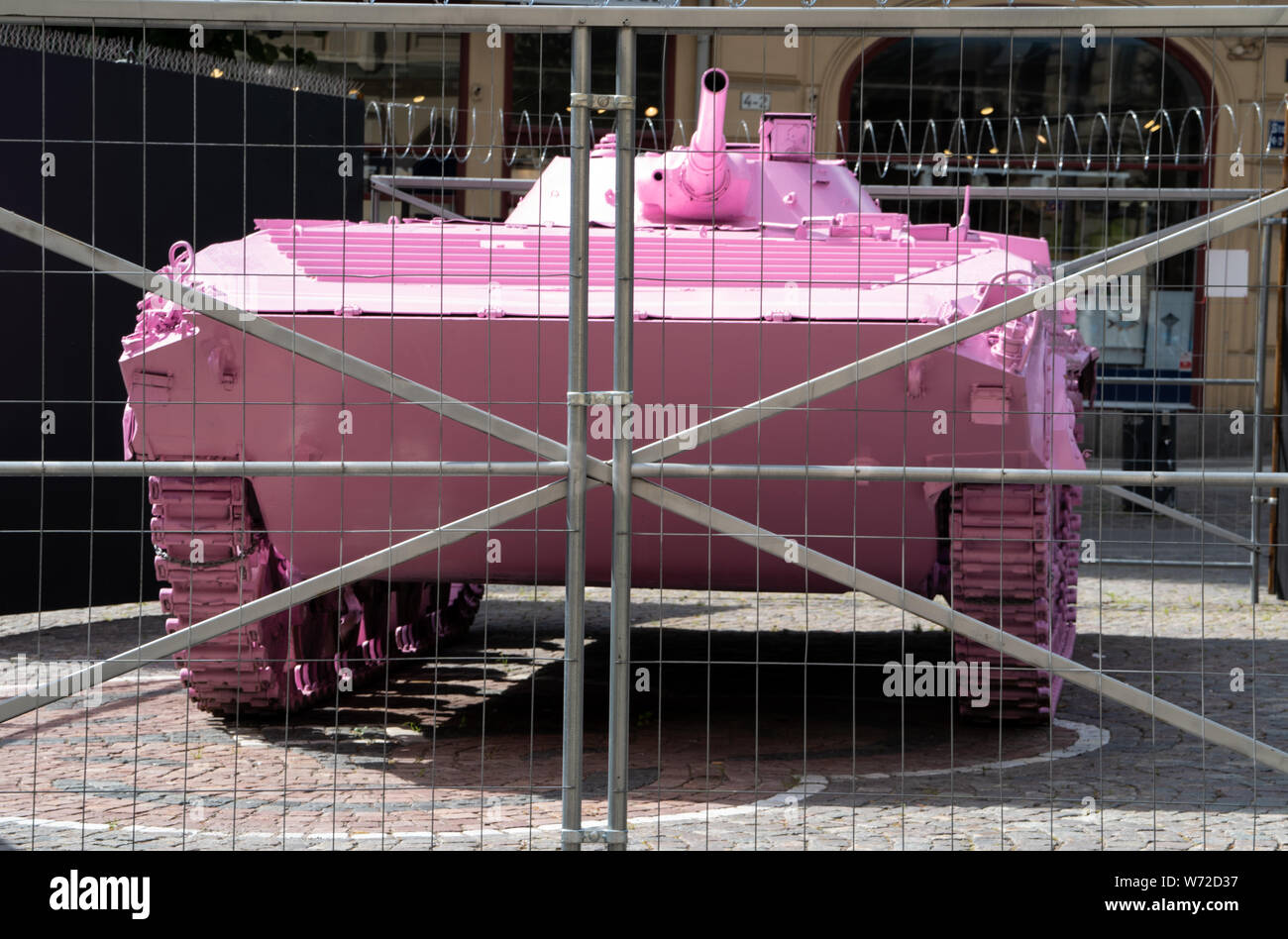 Serbatoio di rosa installazione artistica di David Cerny, Stortorget square, Orebro, Svezia Foto Stock Serbatoio di rosa installazione artistica di David Cerny, Stortorget square, Orebro, Svezia Foto Stock