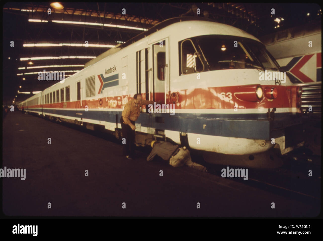 LAST MINUTE il controllo del motore della AMTRAK TURBOLINER treni passeggeri VIENE FATTA PRIMA DELLA PARTENZA DA ST. LOUIS, Missouri, a Chicago, Illinois. Due TURBOLINERS erano locati dal francese e ha iniziato il servizio in ottobre, 1973. Dopo otto mesi di prova I FUNZIONARI DI AMTRAK ACQUISTATI E ORDINATO UN ULTERIORE 11. È parte della Corporation di continuo sforzo per migliorare le attrezzature ereditate da LA NAZIONE FERROVIE Foto Stock