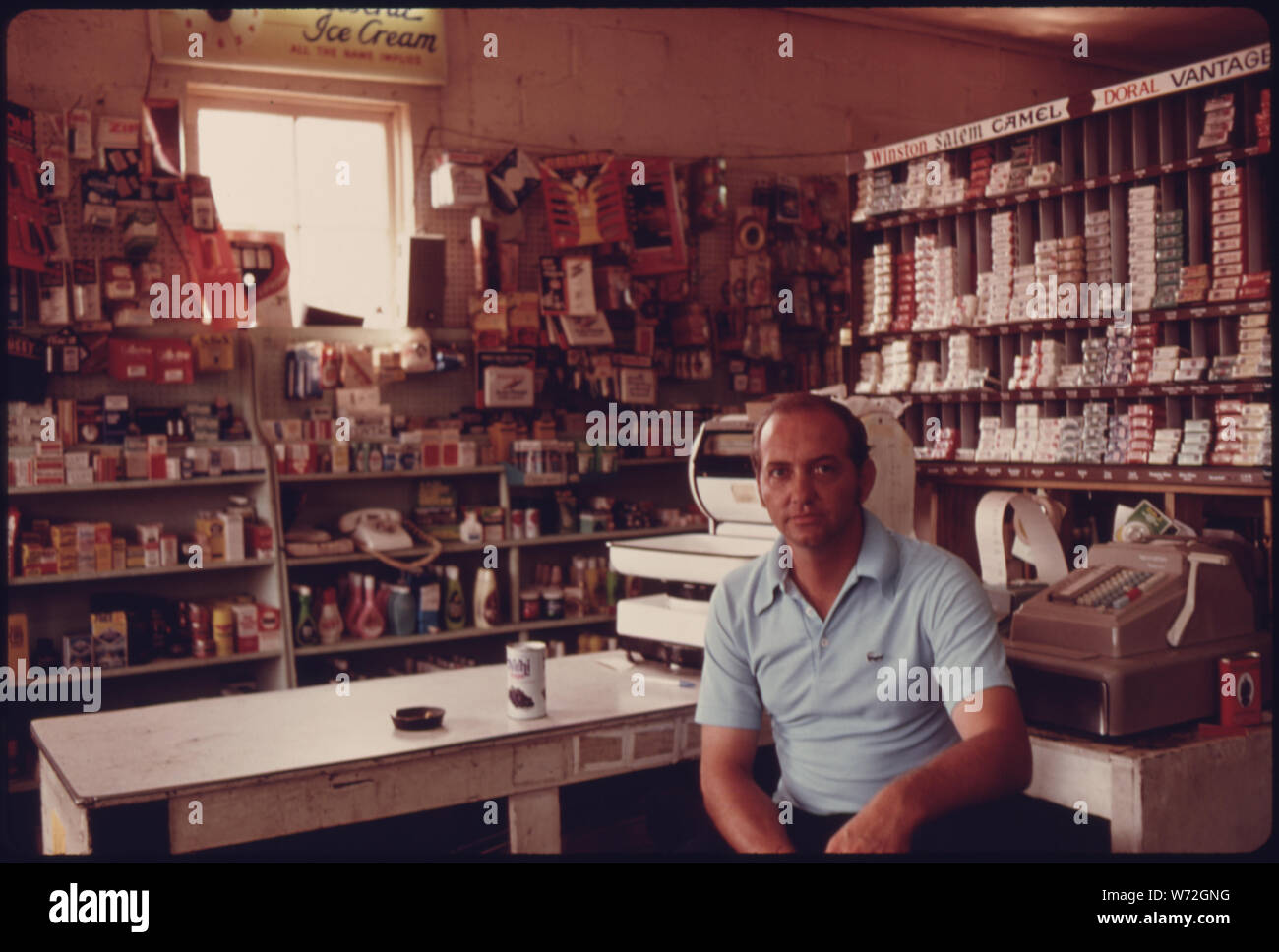 LANIER CAMERE NEL SUO ha acquistato di recente Stazione di servizio e General Store presso il bordo occidentale del HELEN, GEORGIA, i limiti della citta'. Camere è lo sviluppo di terreni per uso residenziale in Helen e non ci vive se stesso. Egli ha acquistato il business quando il proprietario precedente ha rifiutato di rimodellare con un motivo alpino. L'ex proprietario non era richiesto per lavori di ristrutturazione dal momento che la stazione è situata appena al di fuori del bordo orientale della città limiti. HELEN è nei pressi di Robertstown Foto Stock