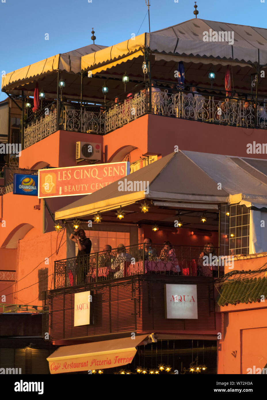 Una vista di alte terrazze dei ristoranti che si affaccia su Piazza Jemaa El Fna. Foto Stock
