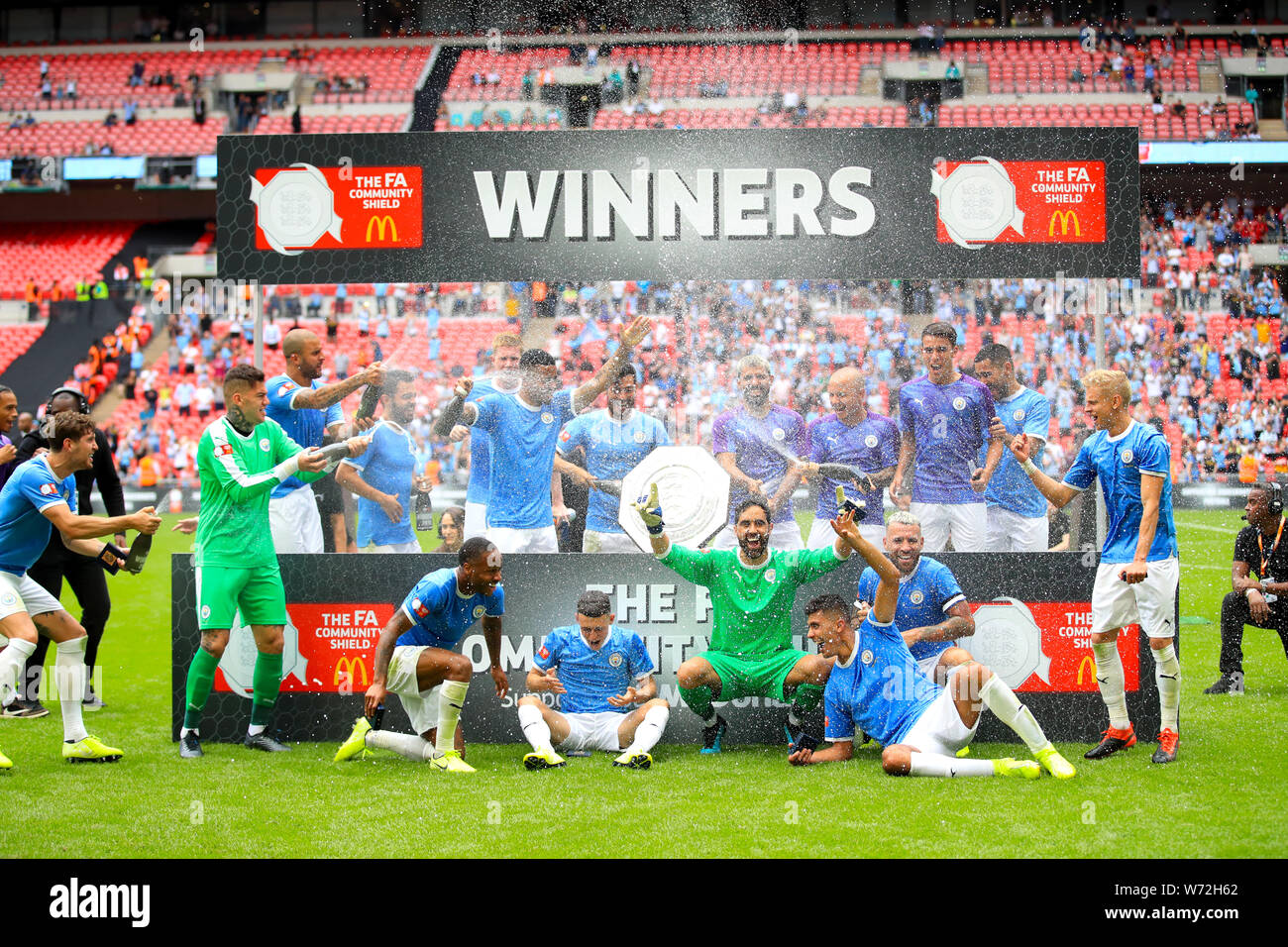 Manchester City giocatori celebrare con il trofeo dopo aver vinto la protezione comunitaria corrisponde allo stadio di Wembley, Londra. Foto Stock