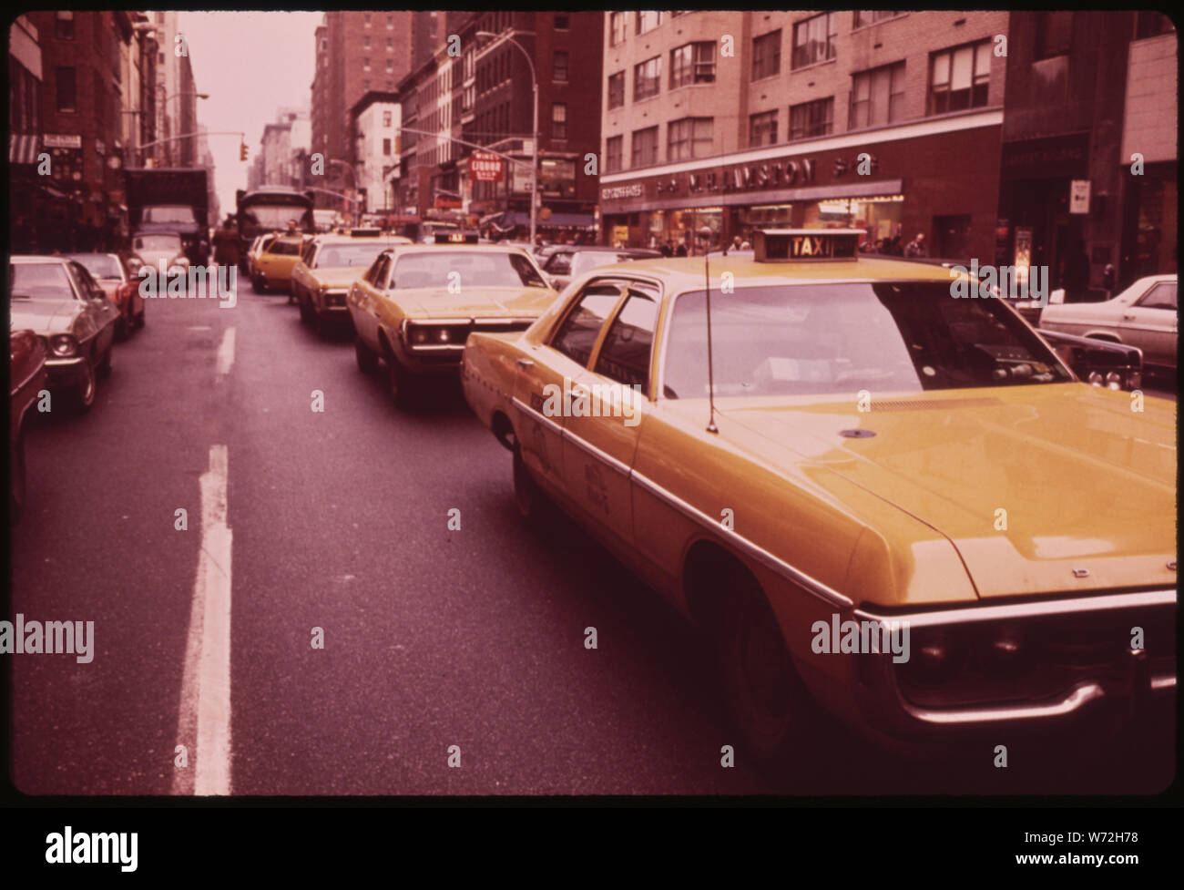 LINEUP DI TARIFFA-in cerca di taxi sulla Lexington Avenue e 61ST STREET Foto Stock
