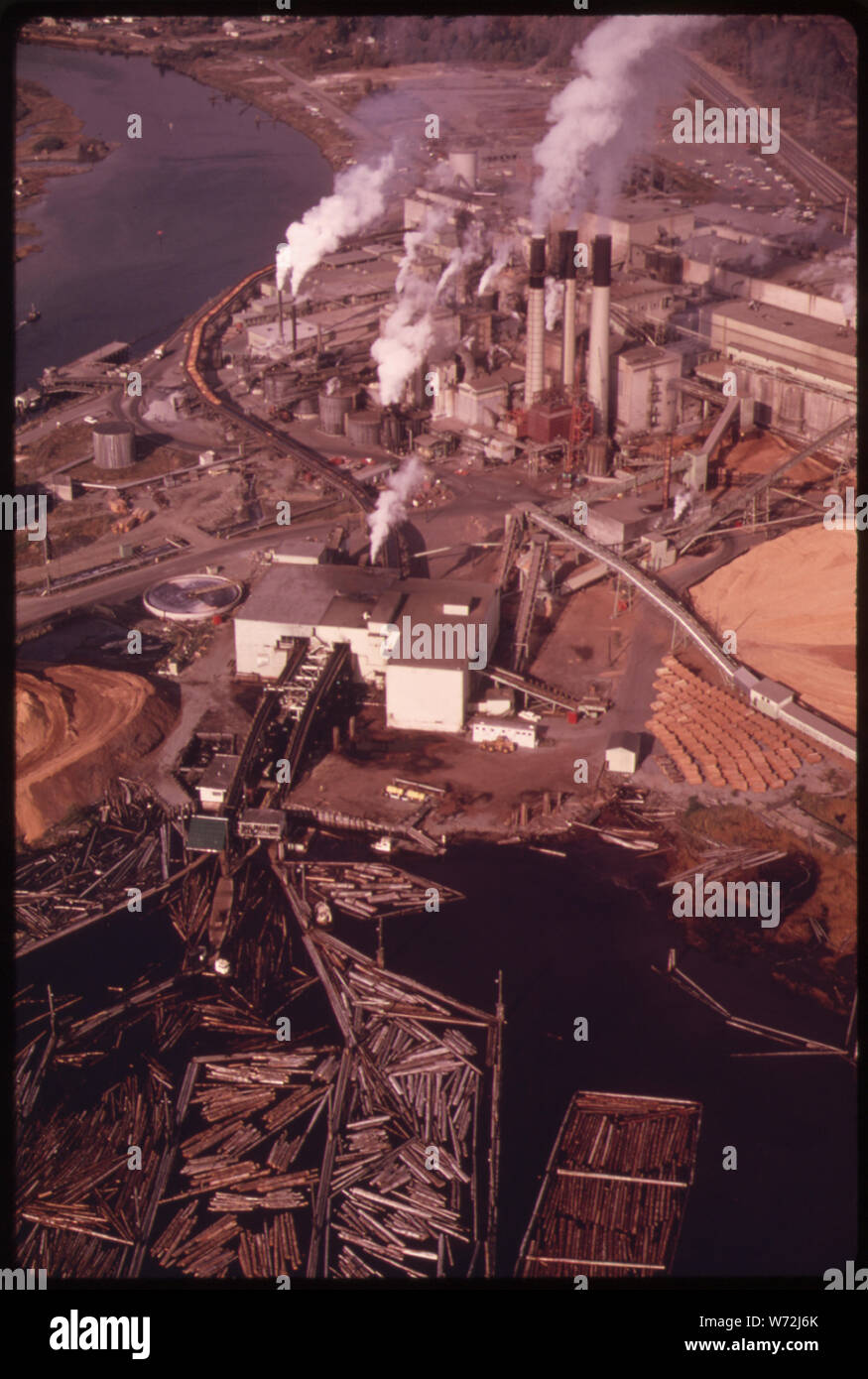 A MACMILLAN Bloedel Ltd, un log IMPIANTO DI TRASFORMAZIONE IN PORTO ALBERNY, isola di Vancouver, Canada. Vicino a SAN JUAN ISLAND WASHINGTON Foto Stock