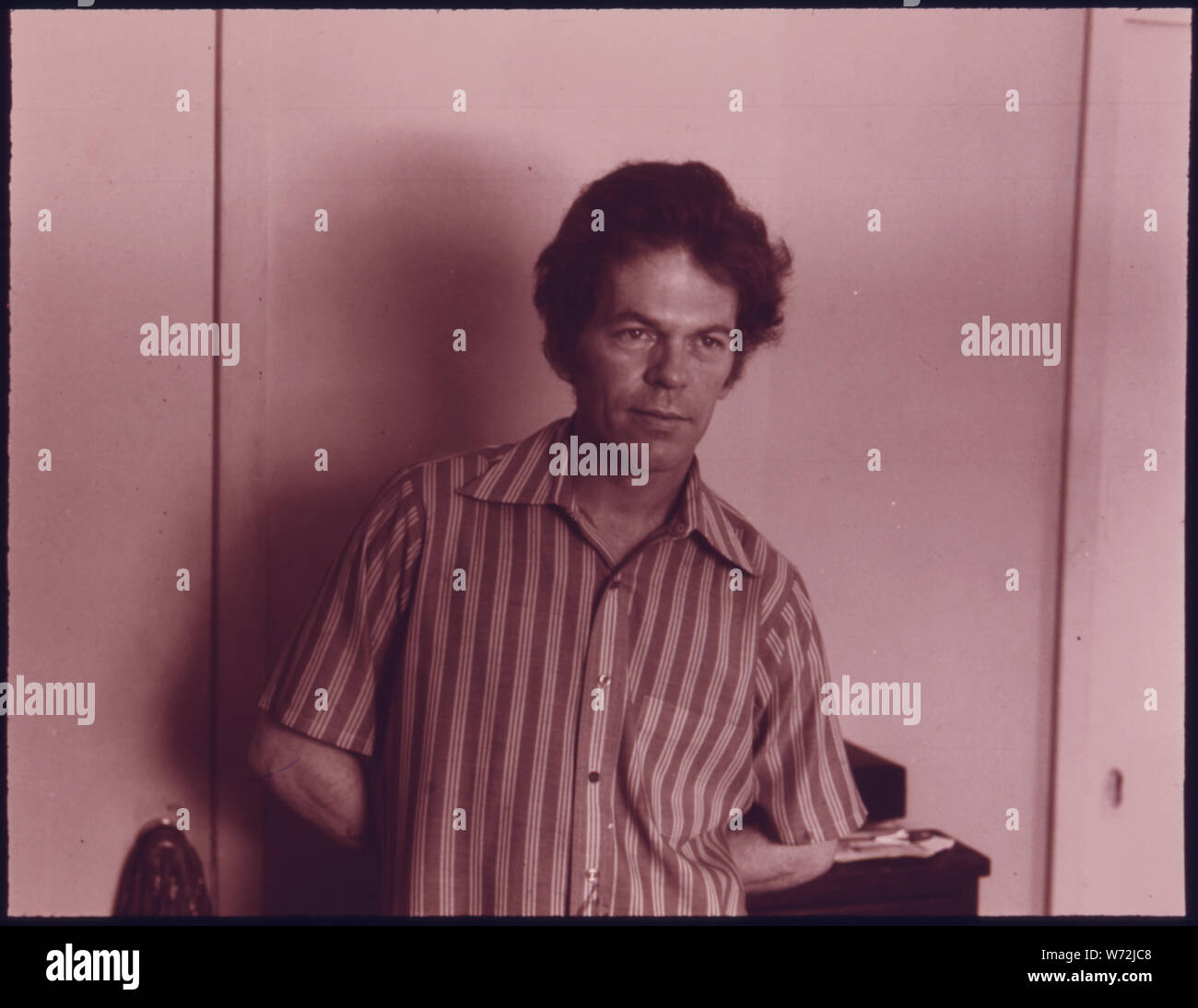 L UOMO CHIAMATO JIMMY IN UNA CASA a Houston, Texas. Questo è uno di una serie di 21 fotografie in bianco e nero. Essi documentano gli ambienti rimanenti dal XIX SECOLO IN TERMINI DI ARCHITETTURA, commercio e stili di vita. Le foto anche confrontare la città contemporanea che mostra lo spostamento delle uniche dall ordinario e rilevando la corrente i problemi urbani. Le foto mostrano una regione e la sua unicità in persone e architettura nel Texas orientale che è ancora una parte del sud Foto Stock