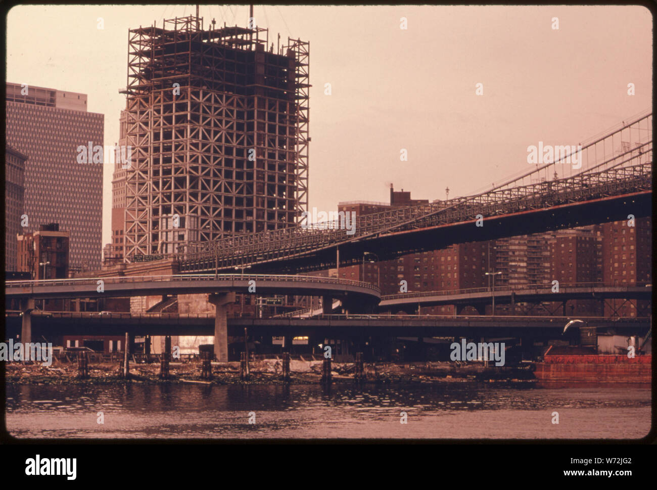 MANHATTAN, NEW YORK. Trasporto in un area urbana e industriale come NEW YORK PRODUCE I PROBLEMI AMBIENTALI DEL PROPRIO. La crescita incontrollata di autostrade attraverso il paesaggio e tagliare attraverso le città, isolando un quartiere DA UN ALTRO. L'auto deve assumersi la responsabilità per l'INQUINAMENTO ATMOSFERICO, uno dei più importanti problemi ambientali che influiscono sull'ansa Foto Stock