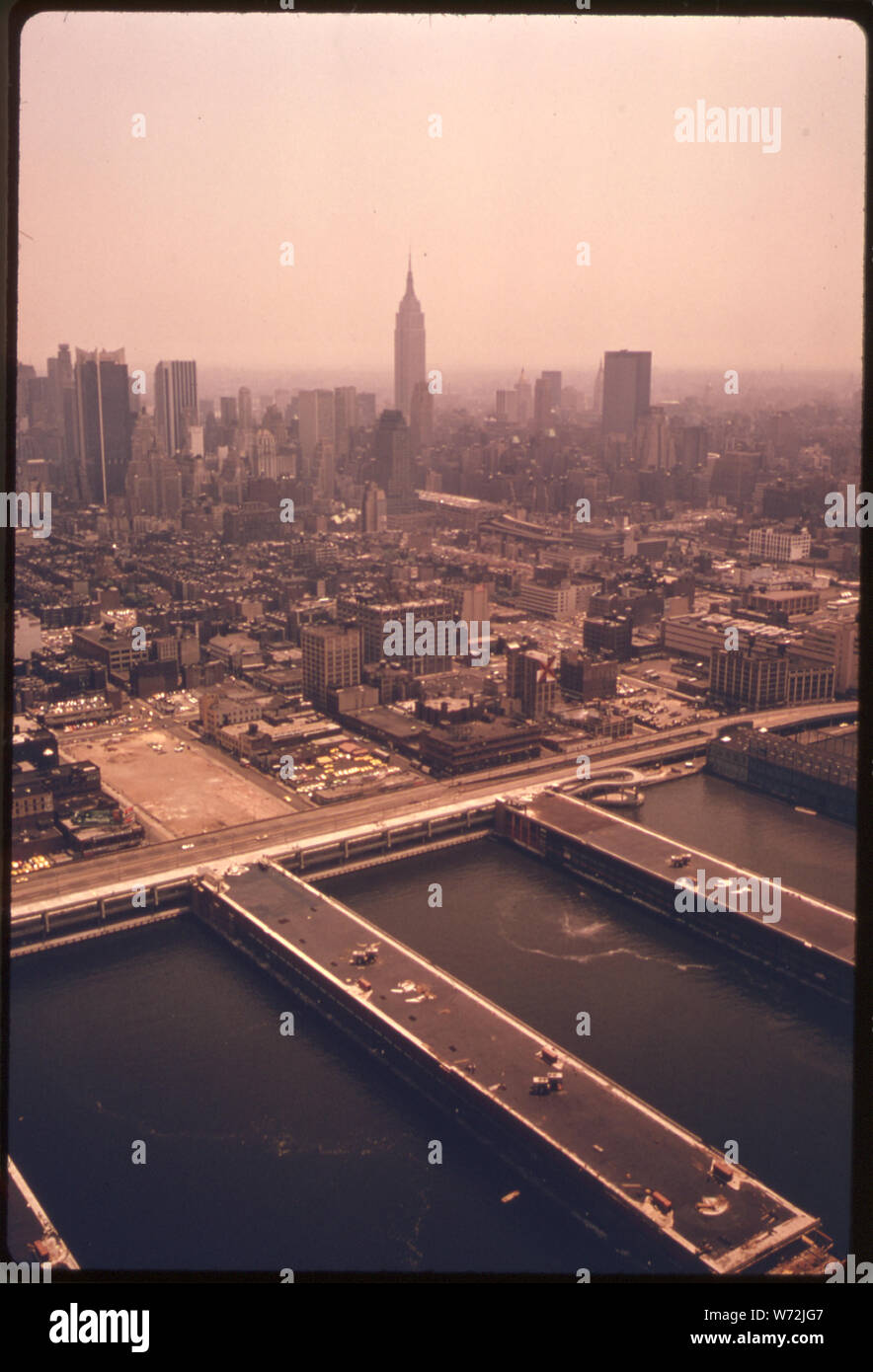 MANHATTAN, NEW YORK E WEST piloni laterali. Trasporto in un area urbana e industriale come NEW YORK PRODUCE I PROBLEMI AMBIENTALI DEL PROPRIO. La crescita incontrollata di autostrade attraverso il paesaggio e tagliare attraverso il cuore della città, isolando un quartiere DA UN ALTRO. La vettura deve assumersi la responsabilità per l'INQUINAMENTO ATMOSFERICO, uno dei più importanti problemi ambientali che influenzano l'ANSA Foto Stock