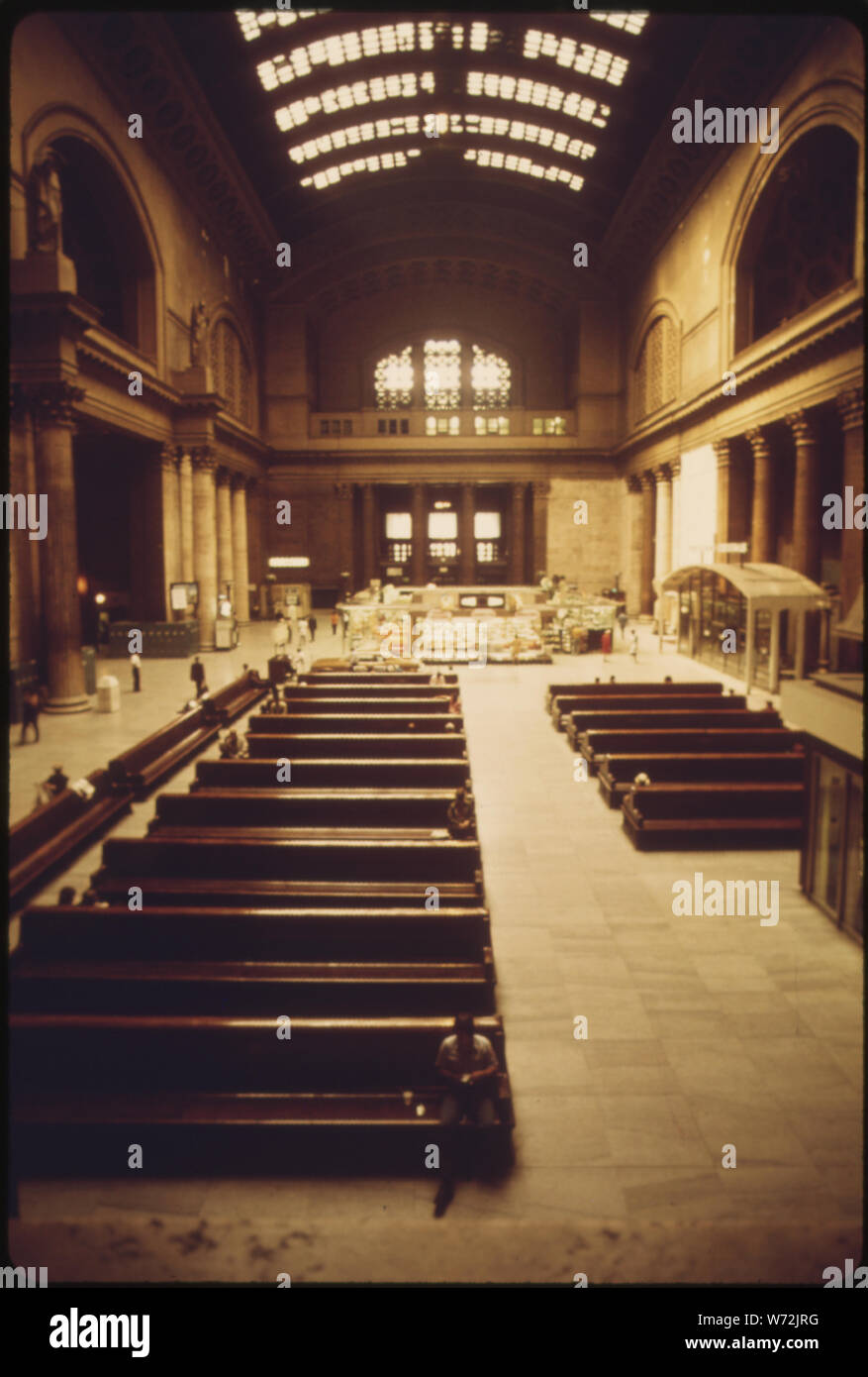 MASSIVE panche di legno IN SINTONIA CON L'architettura degli interni di Chicago's Union Station. Il terminale è uno dei più trafficati nel sistema di Amtrak. Il volume è ulteriormente gonfiata con il quotidiano afflusso di treni pendolari che non sono una parte della AMTRAK per i servizi di trasporto passeggeri. La stazione è stata dedicata nel 1925 Foto Stock