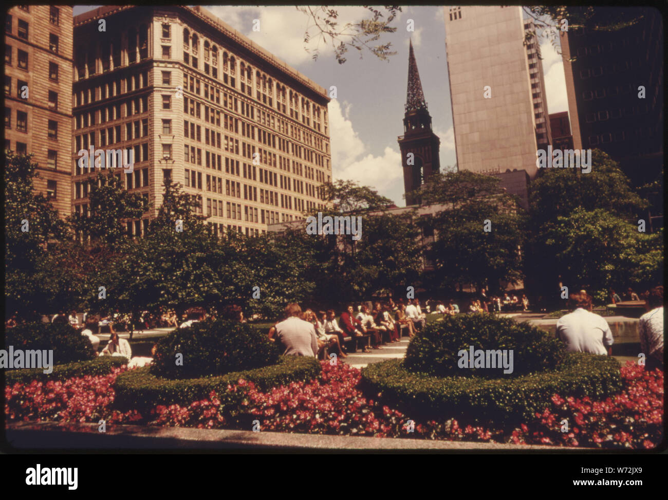 MELLON Square nel centro di Pittsburgh, in Pennsylvania. Esso è stato rinnovato durante il rinnovamento urbano nel rinascimento programma dei primi anni cinquanta e ha creato un parco nell'atmosfera della città. Un pranzo folla si gode le sue attrazioni Foto Stock