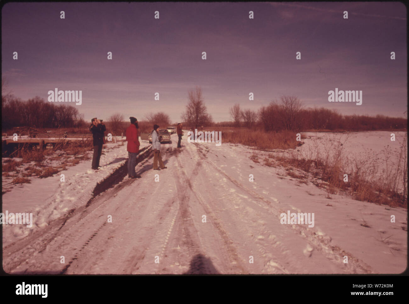 Membri del BURROUGH Audubon Society stand su una strada perimetrale della Squaw Creek National Wildlife Refuge vicino a tumulo City, Missouri, nella parte nord-occidentale dello stato. Essi stanno a guardare per aquile calve e per altre specie di uccelli che frequentano i 6.000 acri di rifugio che è sul Mississippi FLYWAY Foto Stock