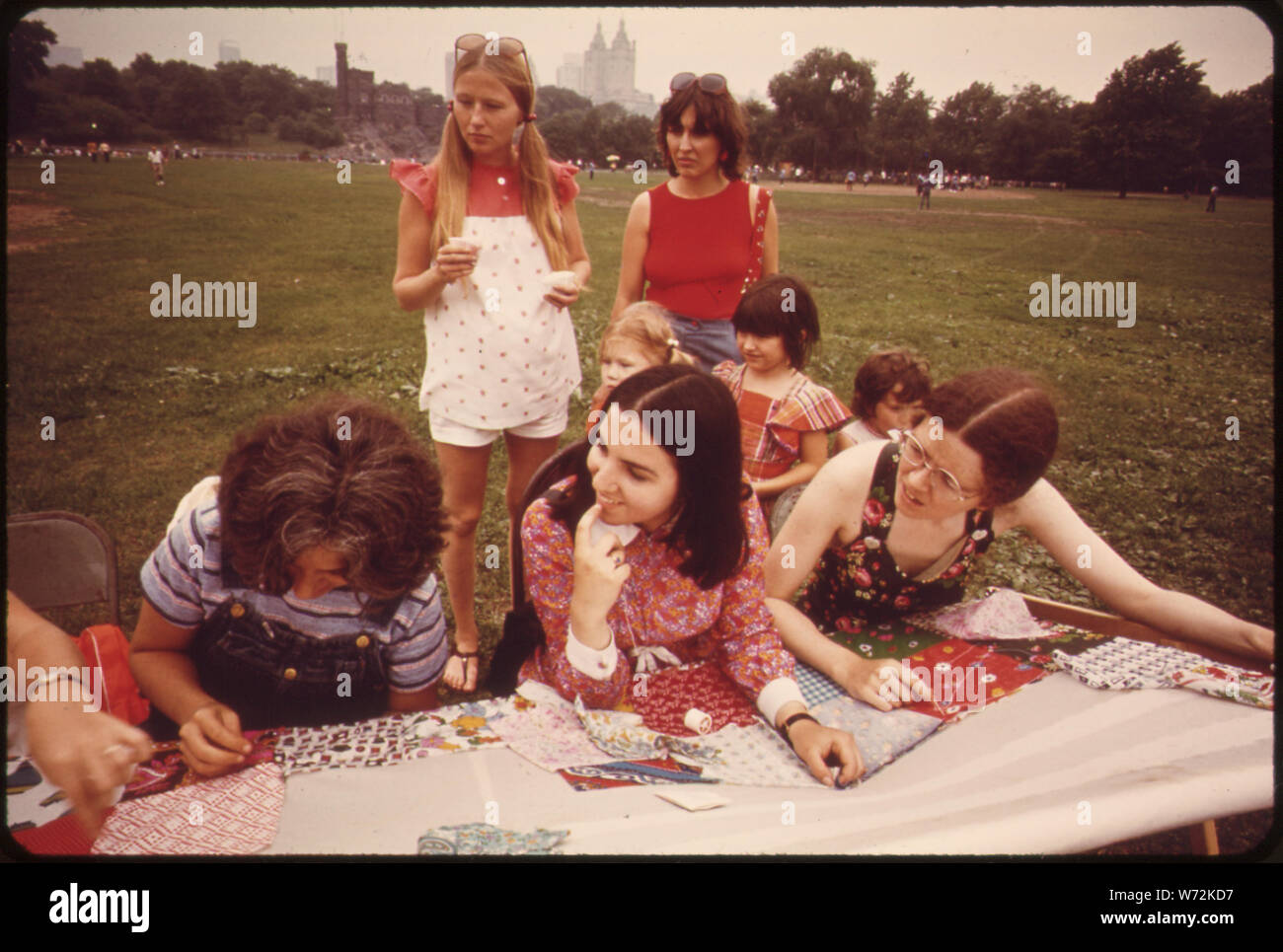 Serata di mezza estate la trapuntatura BEE NEL CENTRAL PARK, sponsorizzato dalla NEW YORK parchi dipartimento amministrazione degli affari culturali. I materiali sono stati forniti gratuitamente, e la gente di tutte le età hanno preso parte al divertimento Foto Stock