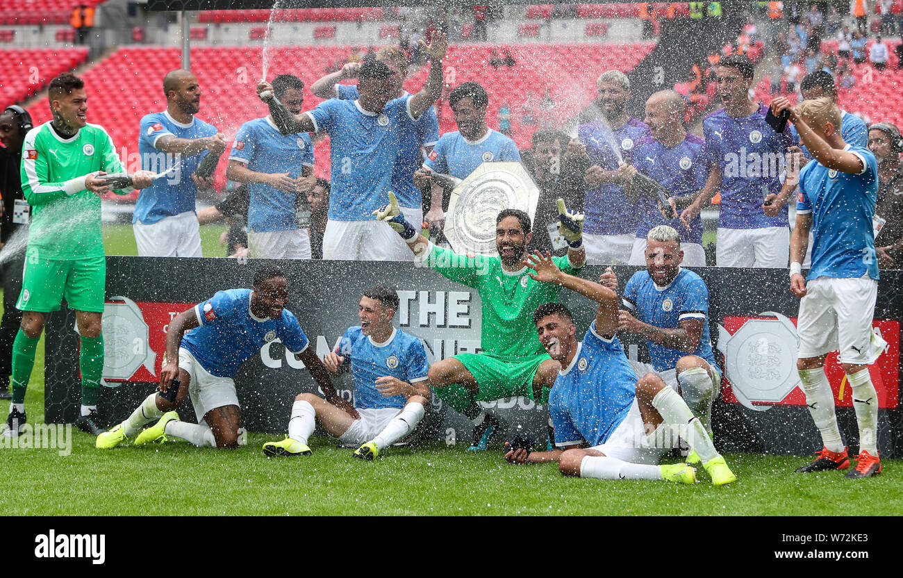 Londra, Regno Unito. 04 Ago, 2019. Manchester City sollevare la fa scudo della Comunità dopo aver battuto il Liverpool sulle sanzioni allo Stadio di Wembley il 4 agosto 2019 a Londra, Inghilterra. (Foto di John Rainford/phcimages.com) Credit: Immagini di PHC/Alamy Live News Foto Stock