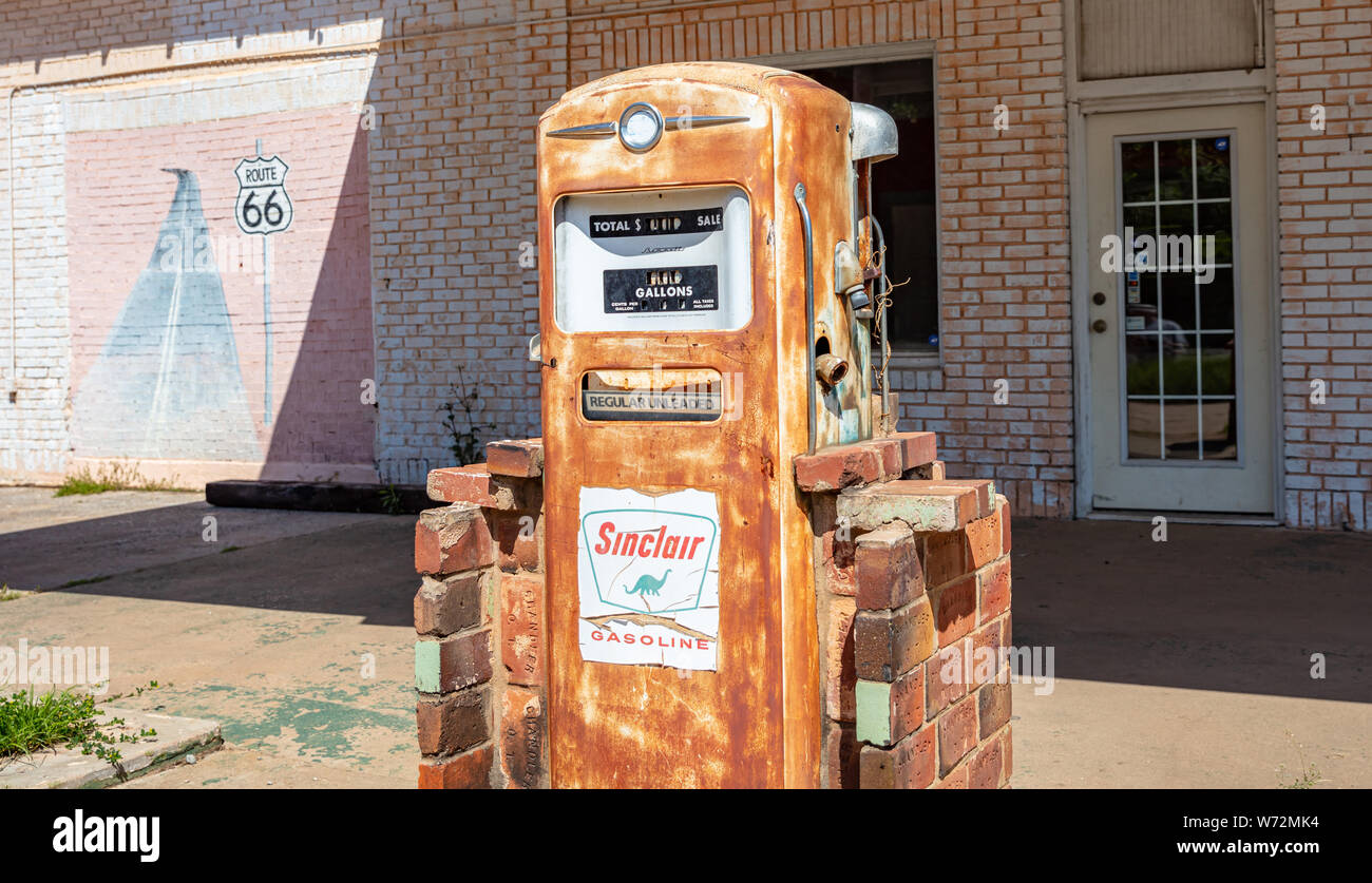 Stati Uniti d'America Oklahoma, Maggio 13th, 2019. Rusty vintage pompa del carburante in un abbandono della stazione di servizio, soleggiata giornata di primavera nei pressi di Amarillo. La storica Route 66 Foto Stock