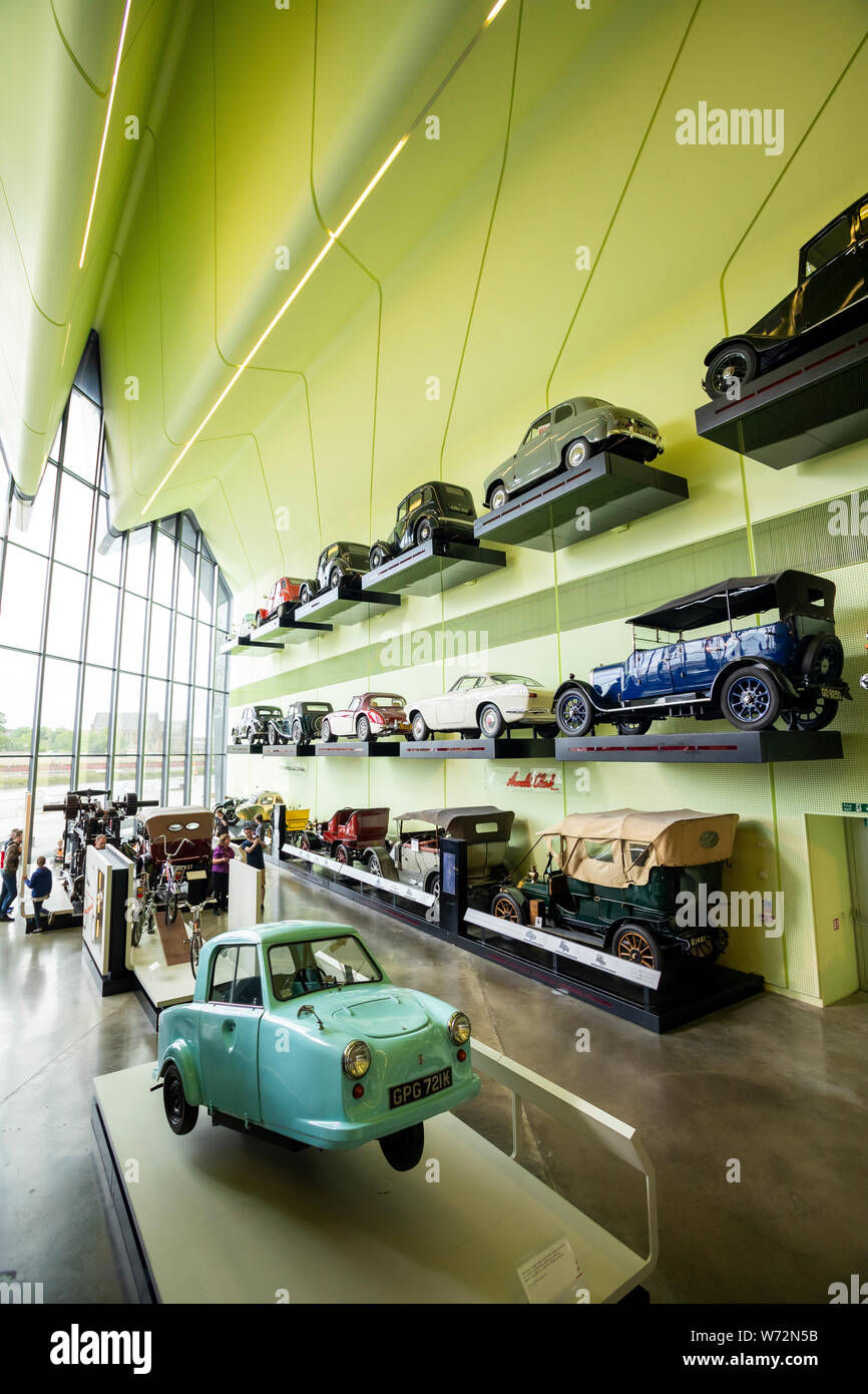 Glasgow, Regno Unito - 06 giugno 2018: old timer interni di automobili di Riverside Museum di Glasgow Foto Stock