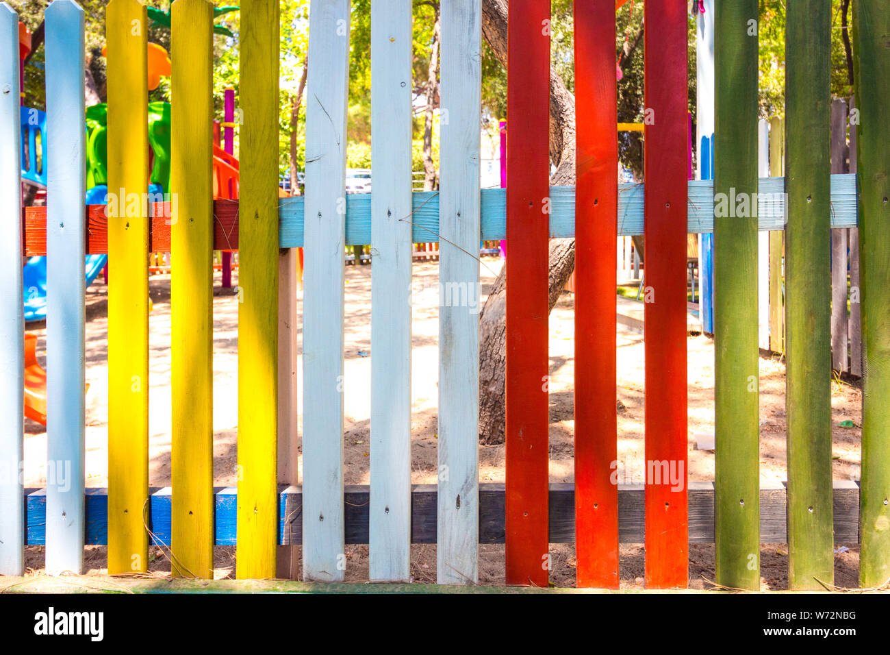 La scherma di vari colori luminosi. Il recinto si erge intorno al parco giochi. Foto Stock