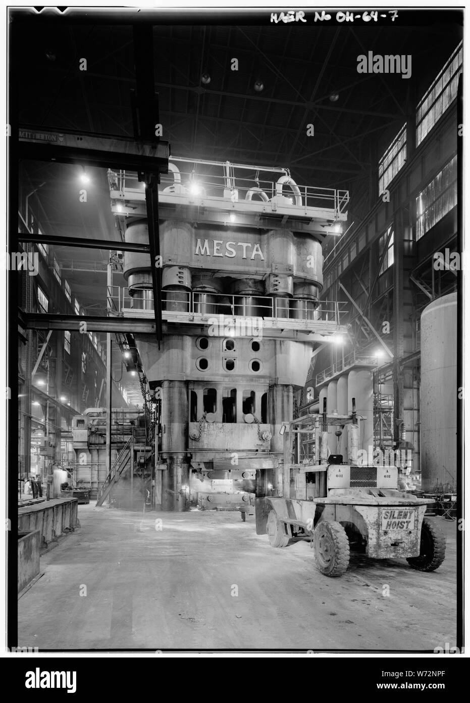 Mesta 50.000-ton stampo chiuso pressa di stampaggio, situato in forza dell'aria impianto 47, 1600 Harvard Avenue, Cleveland, Ohio. Noto anche come Alcoa cinquanta, si tratta di una storica ASME Ingegneria Meccanica Landmark. Questo è il lato est della pressa. Foto Stock